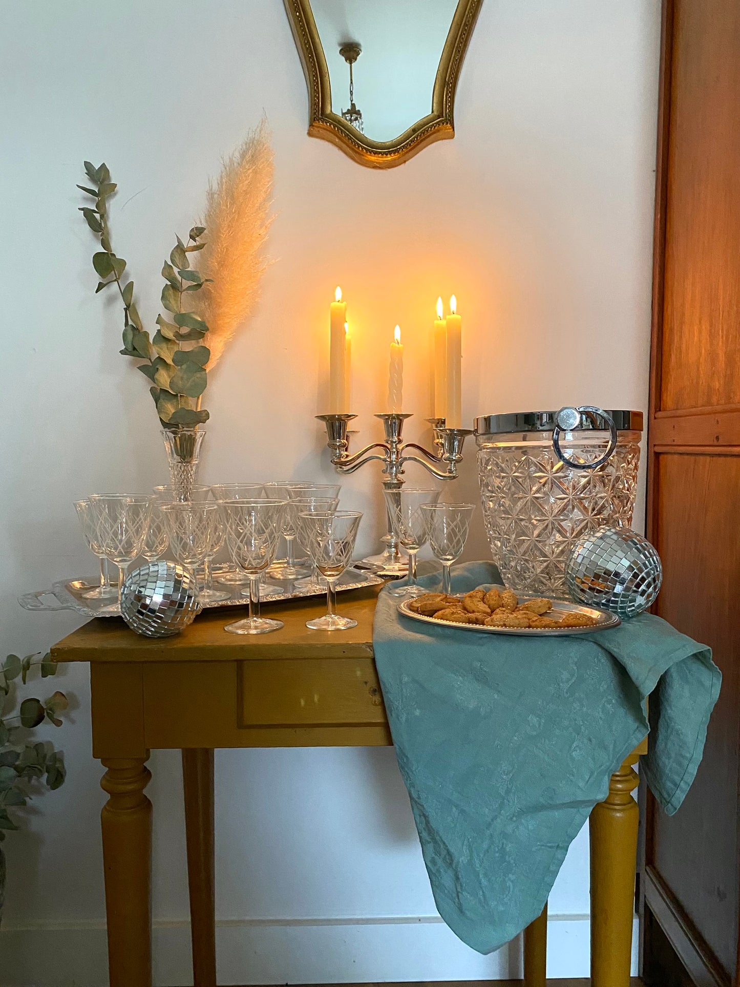 Seau à champagne ancien en verre moulé