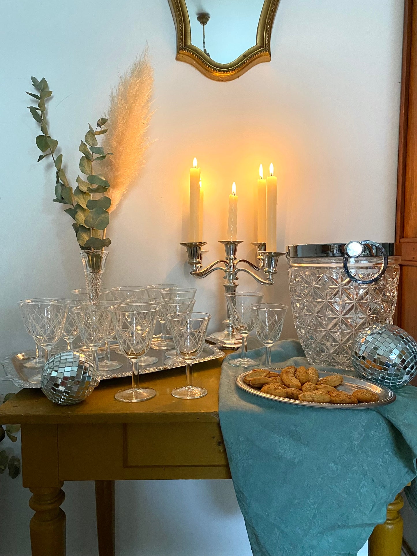 Seau à champagne ancien en verre moulé