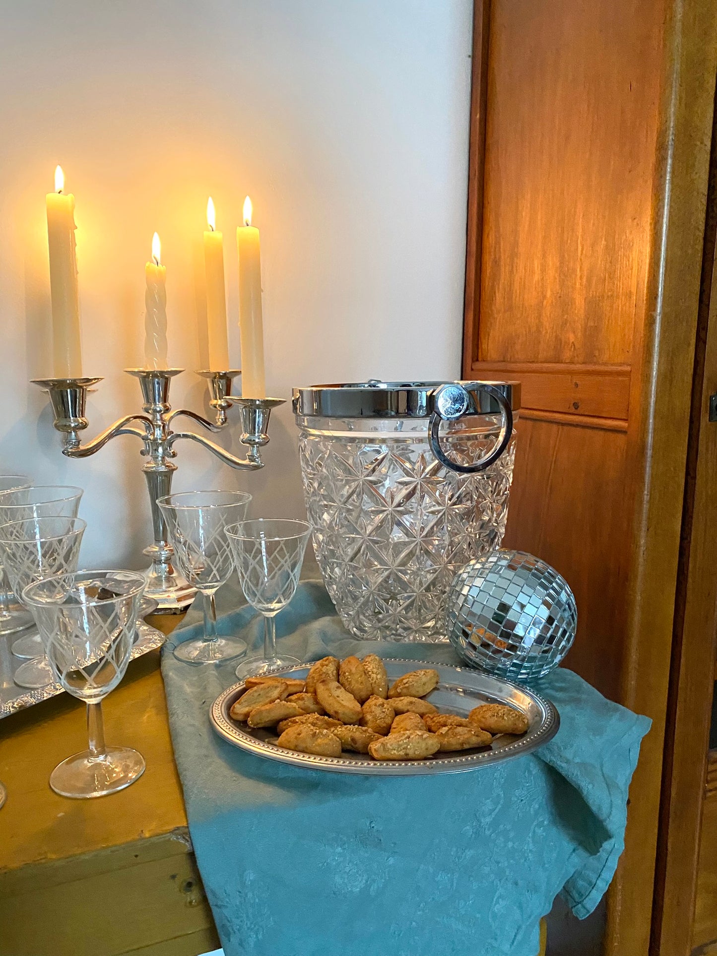 Seau à champagne ancien en verre moulé