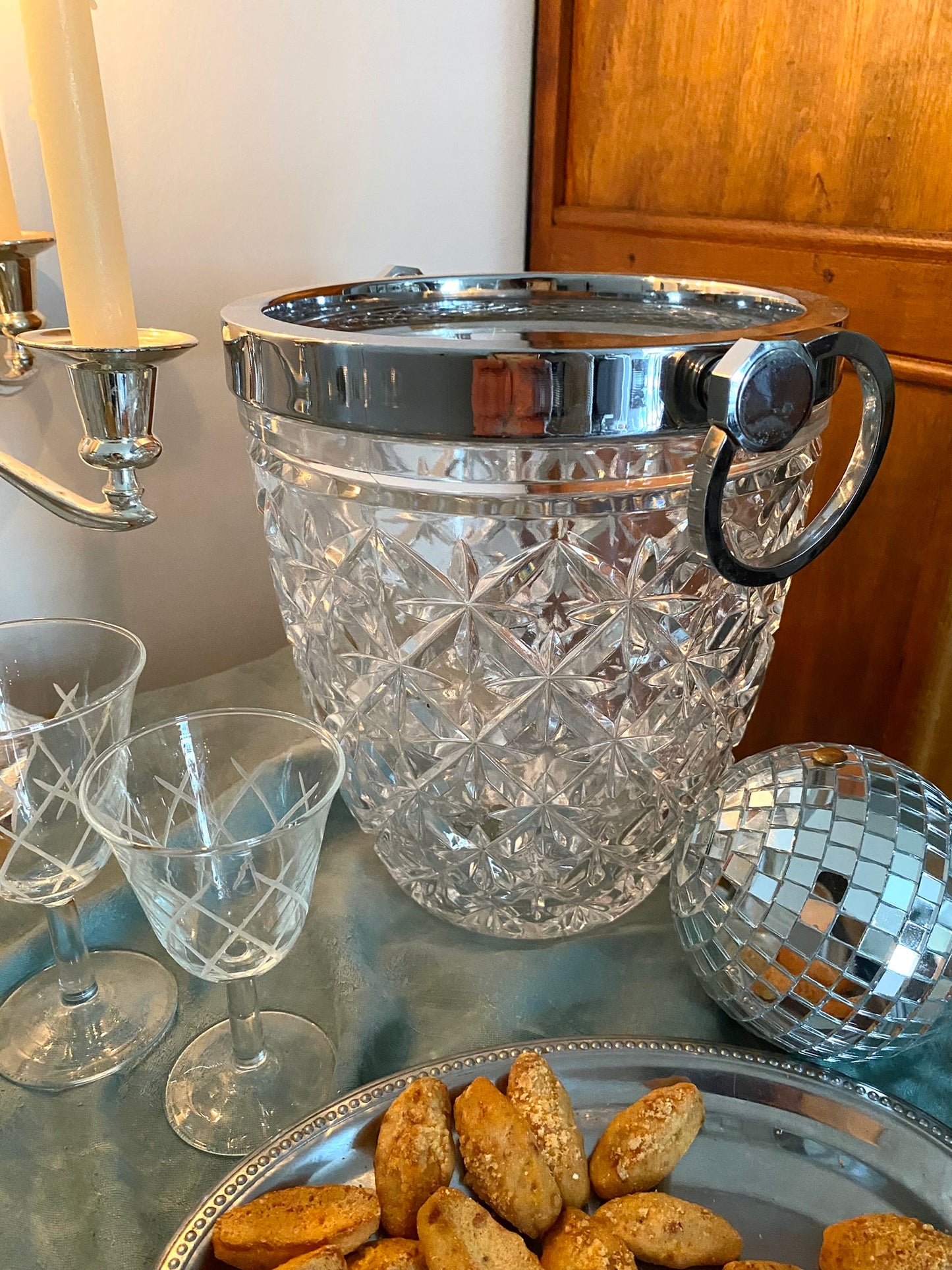 Seau à champagne ancien en verre moulé