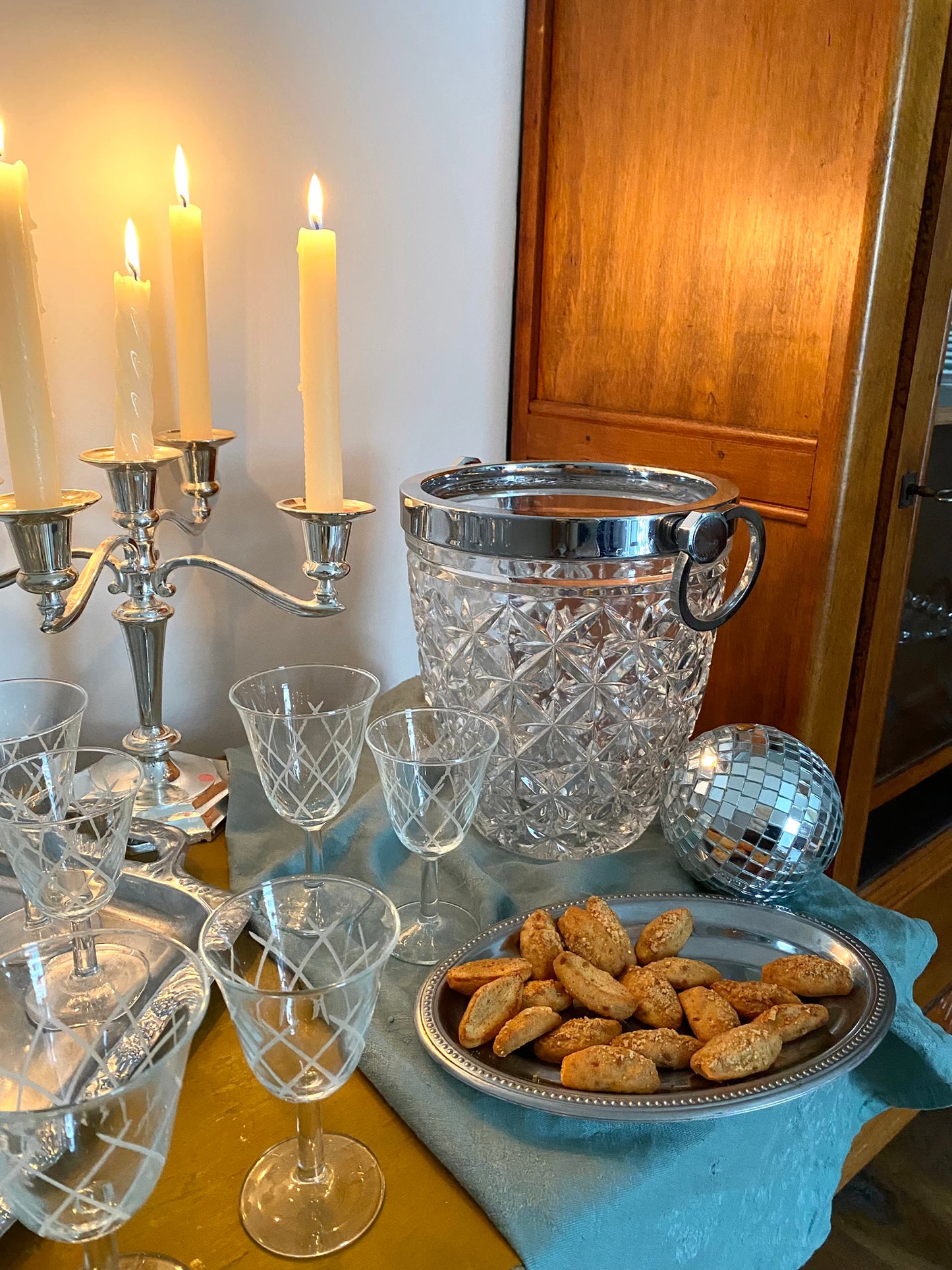 Seau à champagne ancien en verre moulé