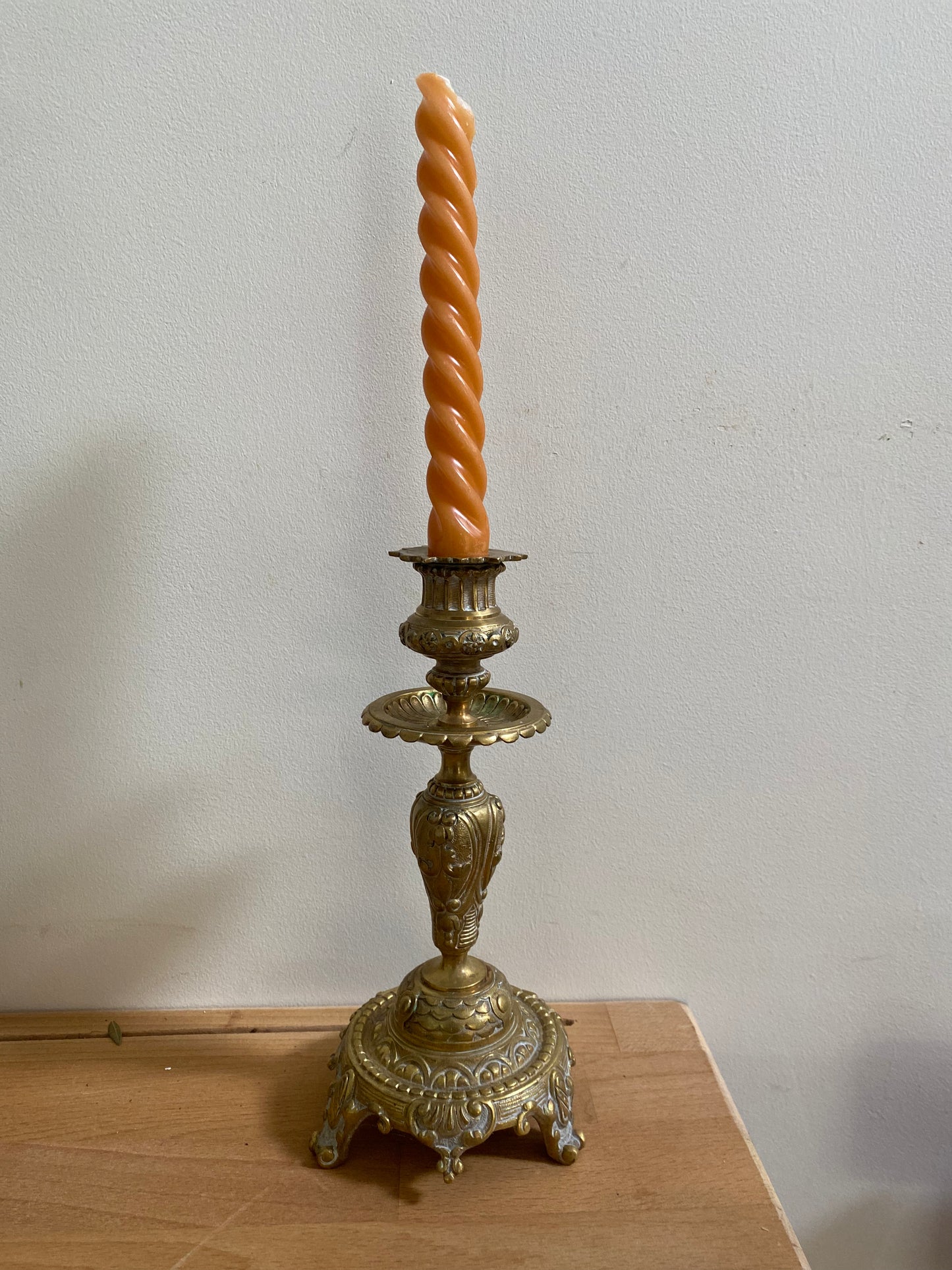 Grand bougeoir ancien baroque en laiton