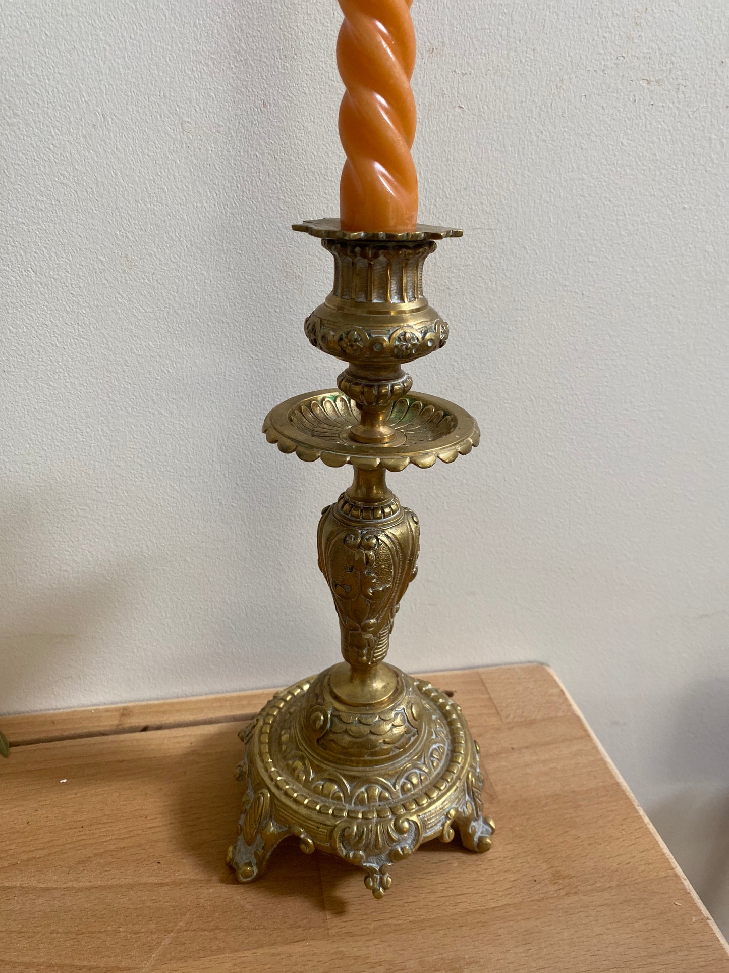Grand bougeoir ancien baroque en laiton