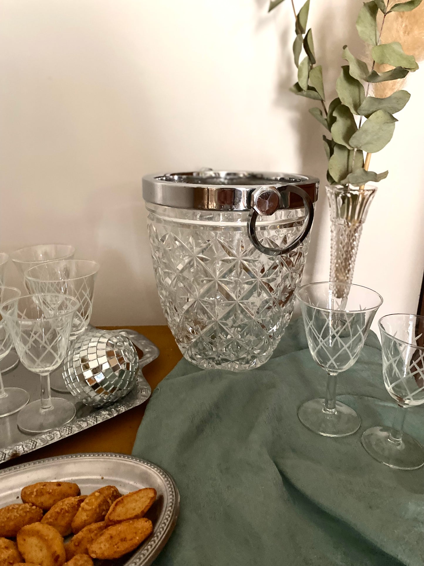 Seau à champagne ancien en verre moulé
