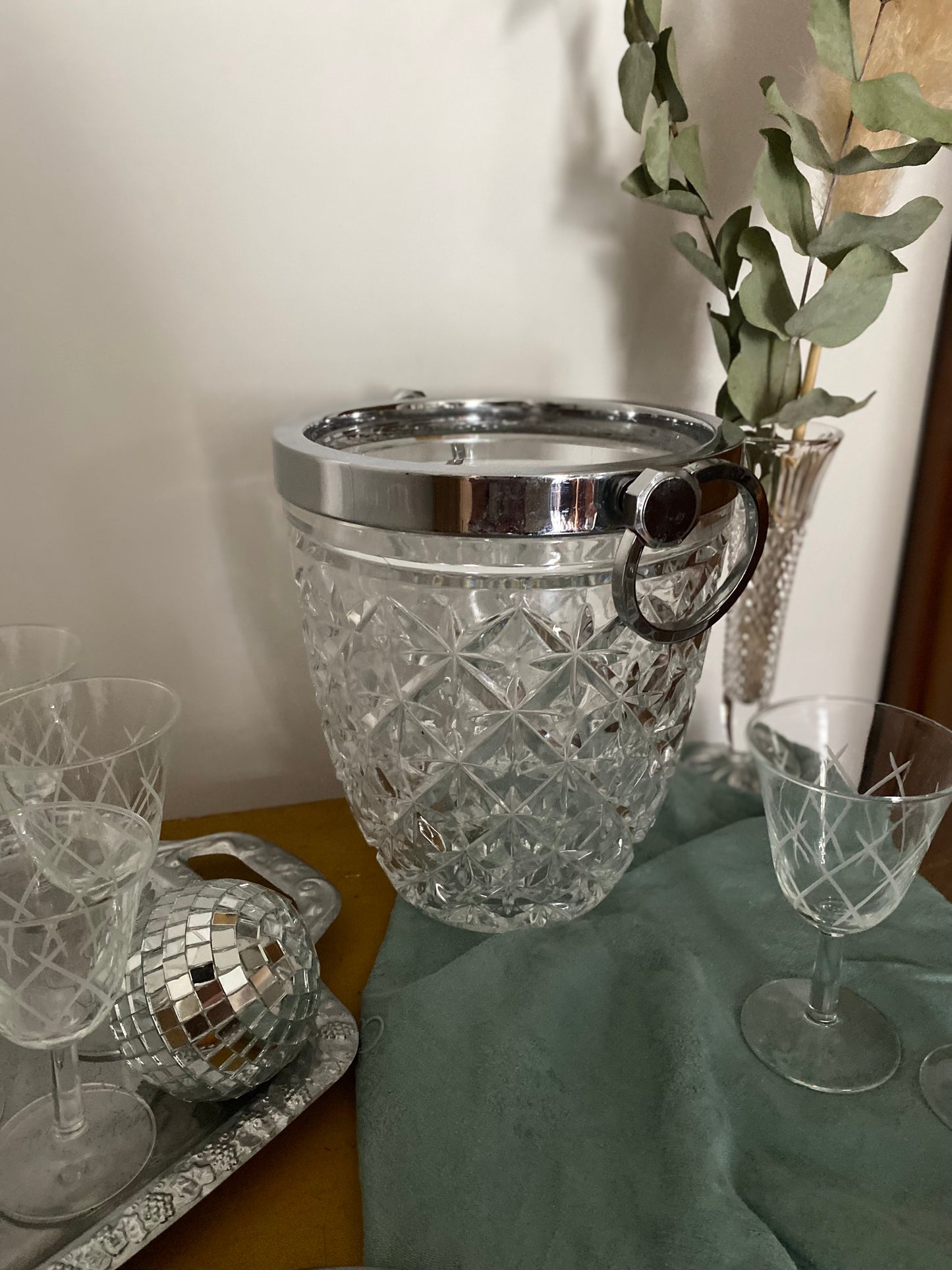 Seau à champagne ancien en verre moulé