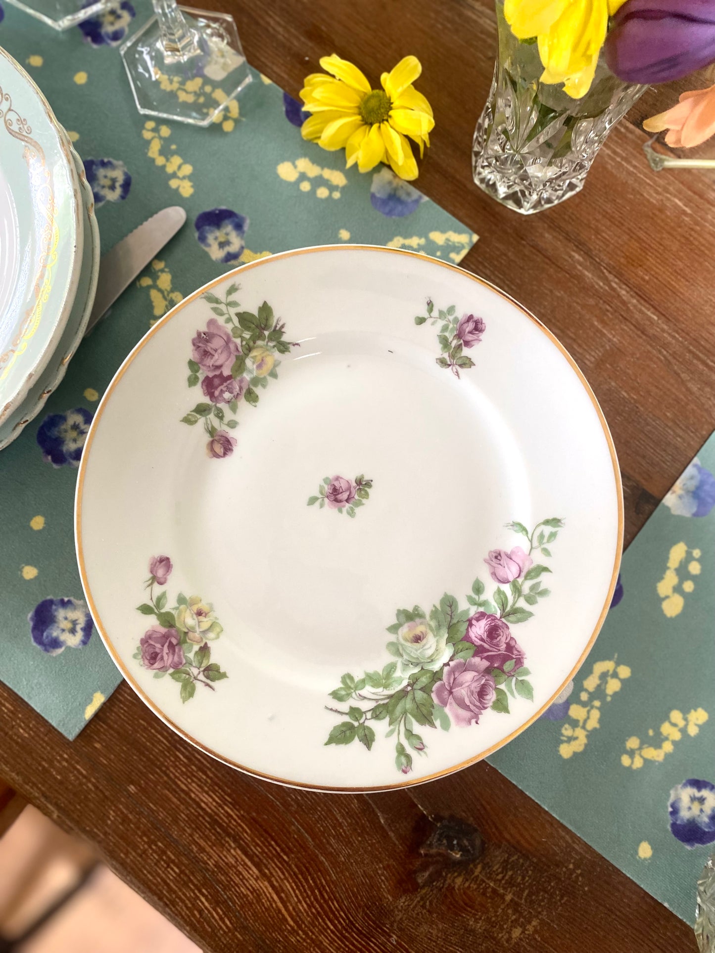 6 assiettes en céramique peinte et plat de service assorti