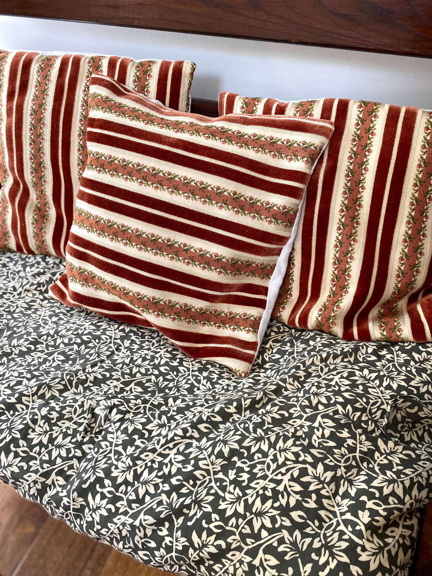 Trio de coussins en coton et velours brodé ancien déhoussable