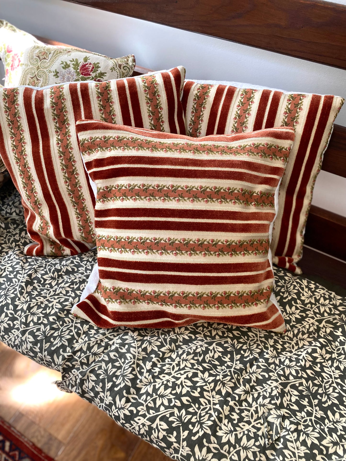 Trio de coussins en coton et velours brodé ancien déhoussable