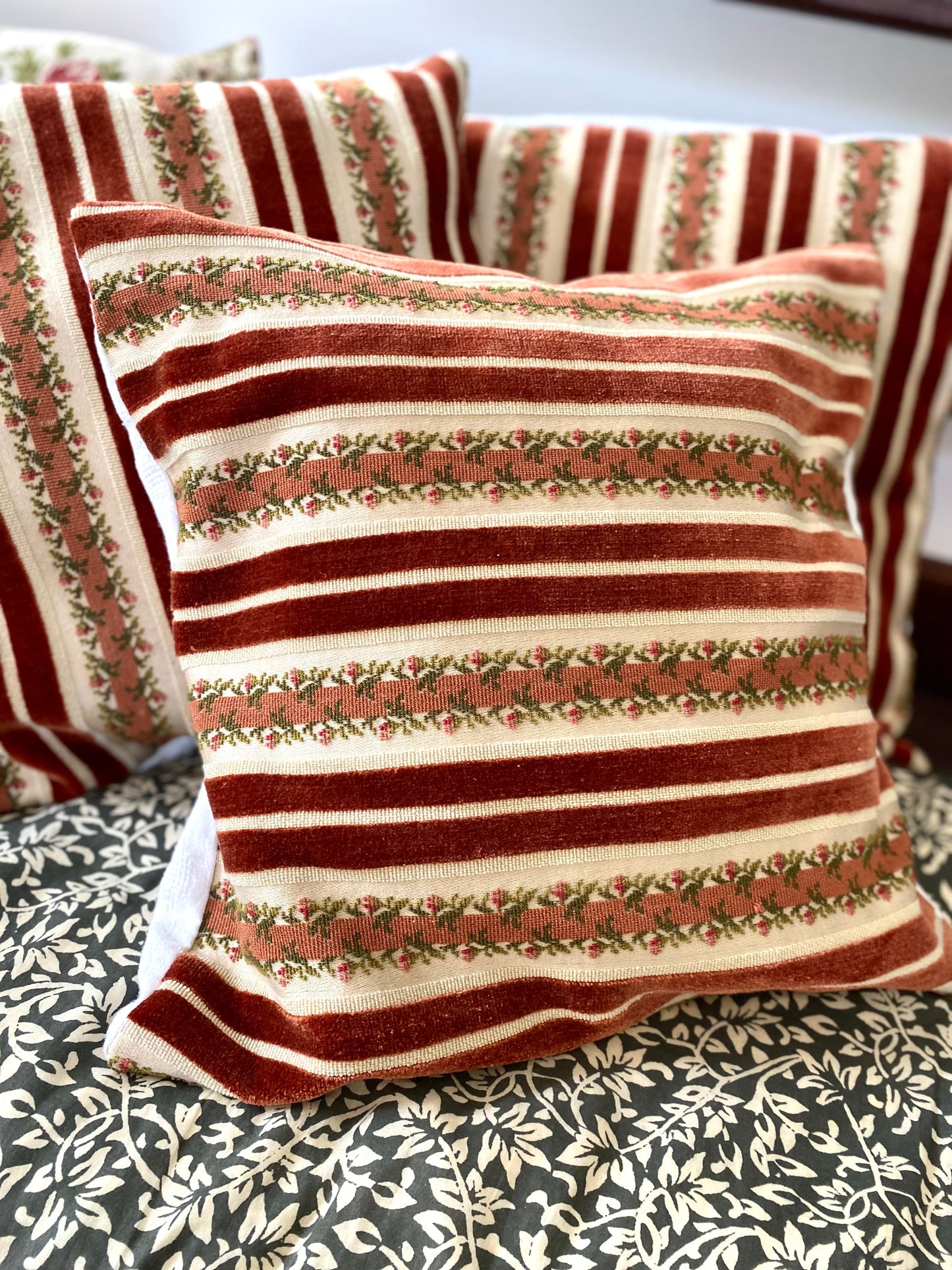 Trio de coussins en coton et velours brodé ancien déhoussable