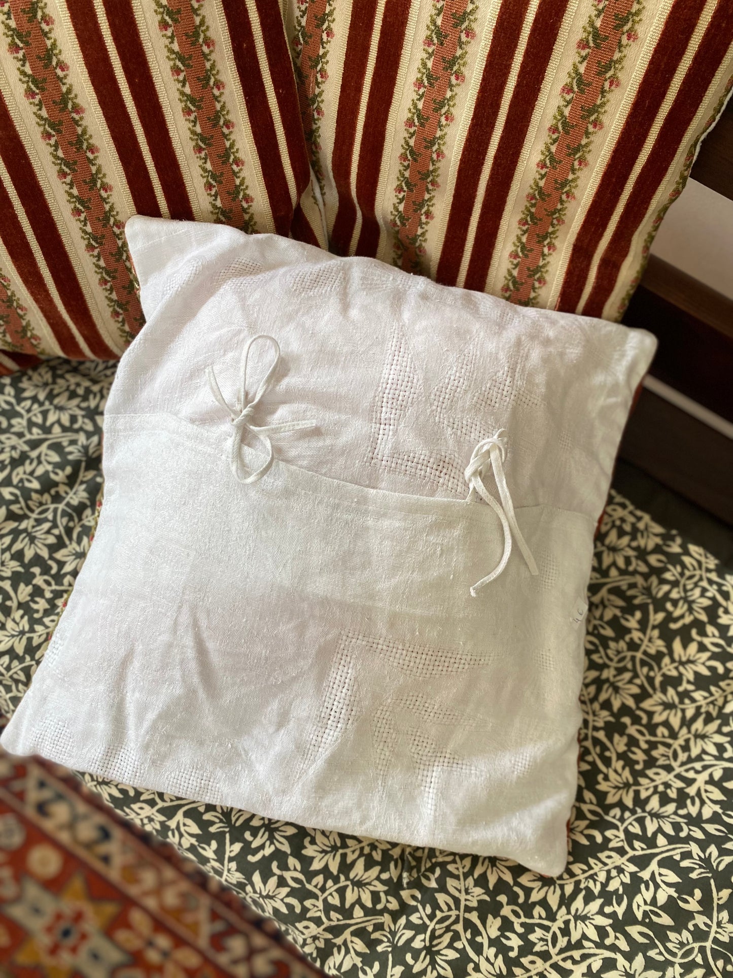 Trio de coussins en coton et velours brodé ancien déhoussable