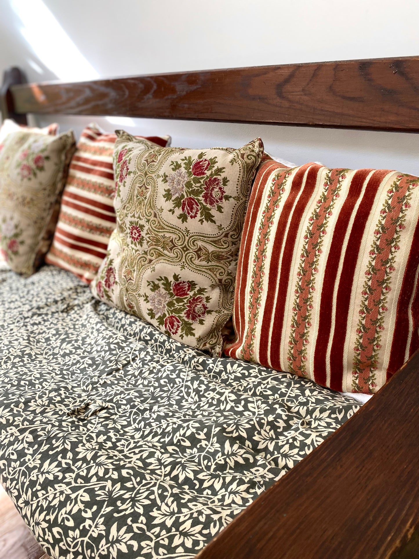 Trio de coussins en coton et velours brodé ancien déhoussable