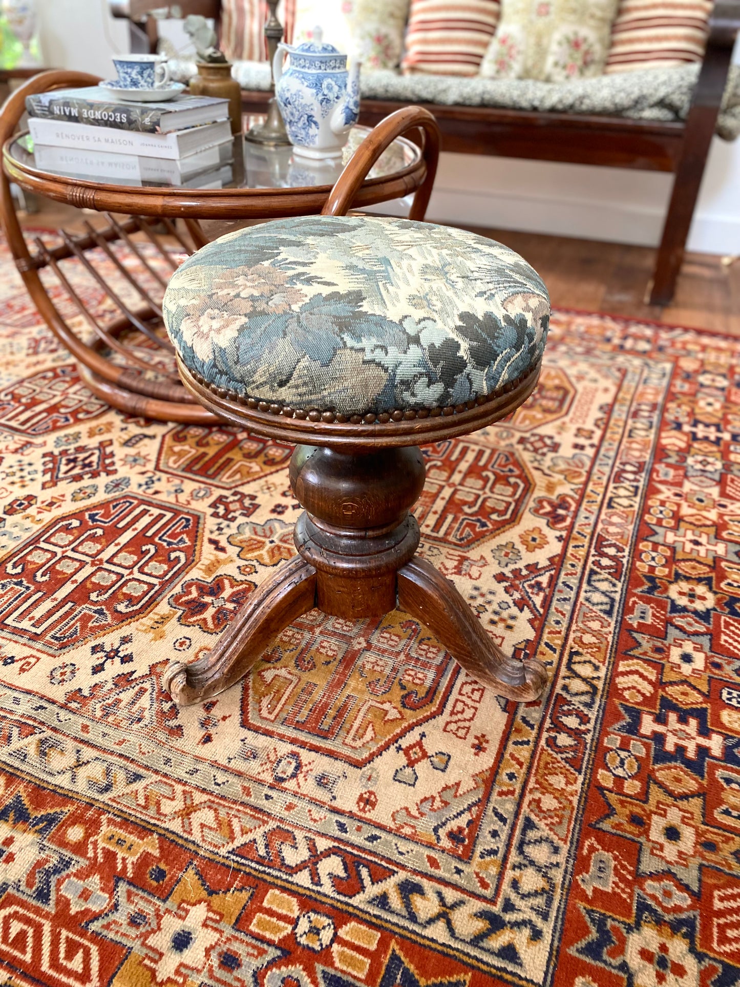 Tabouret de piano ancien en noyer sculpté