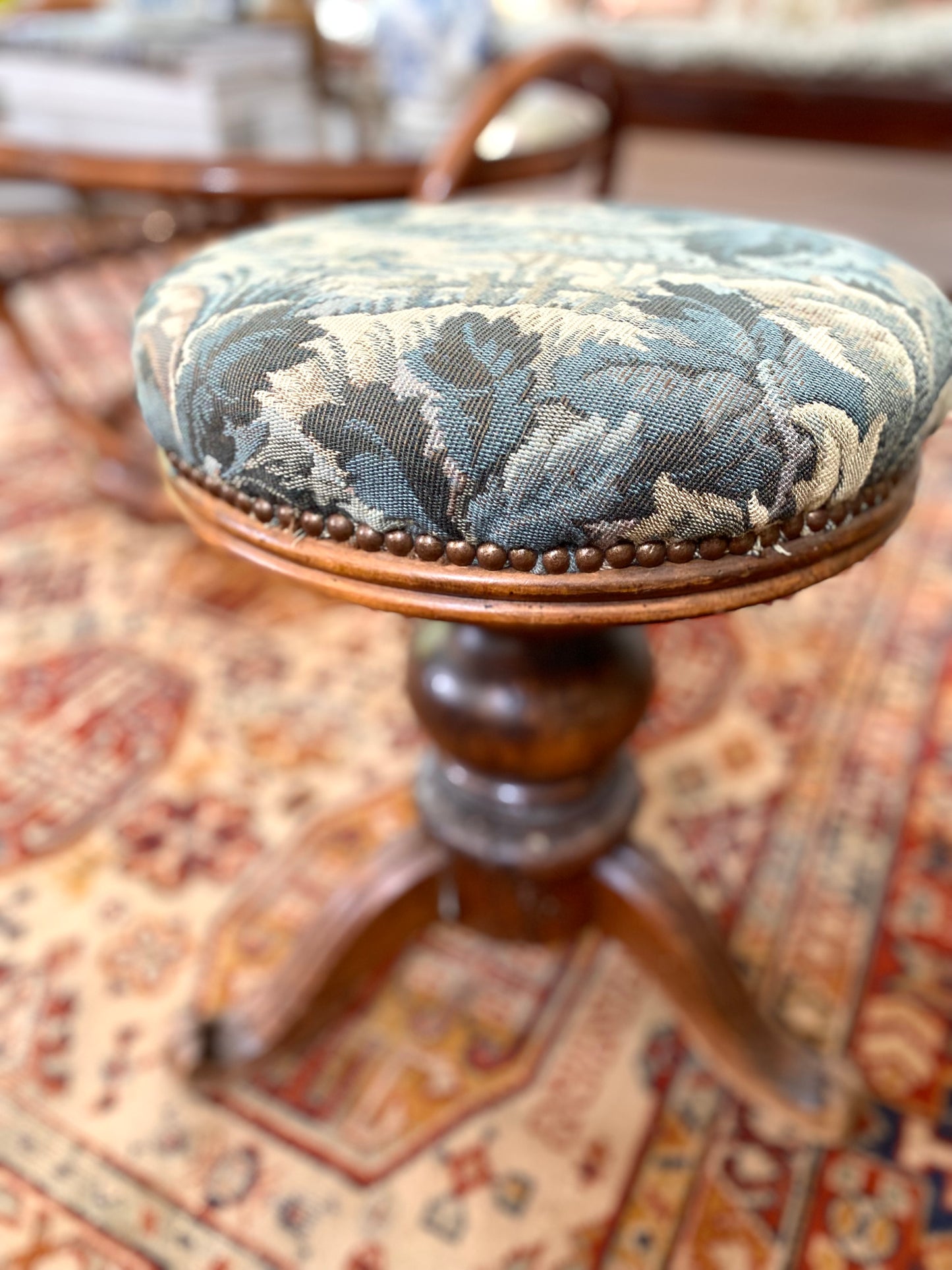 Tabouret de piano ancien en noyer sculpté