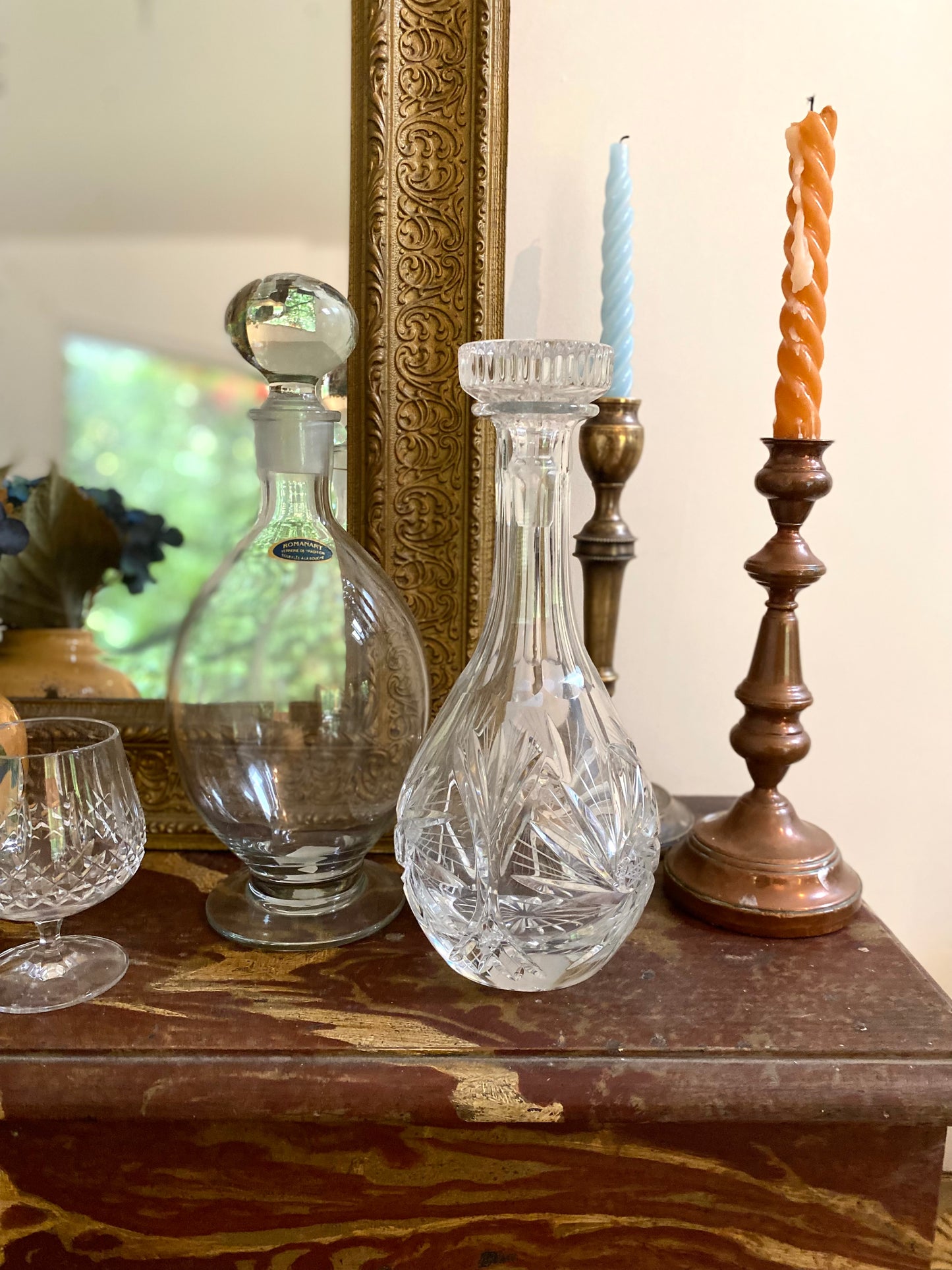 Carafe à liqueur en cristal ancien ciselé