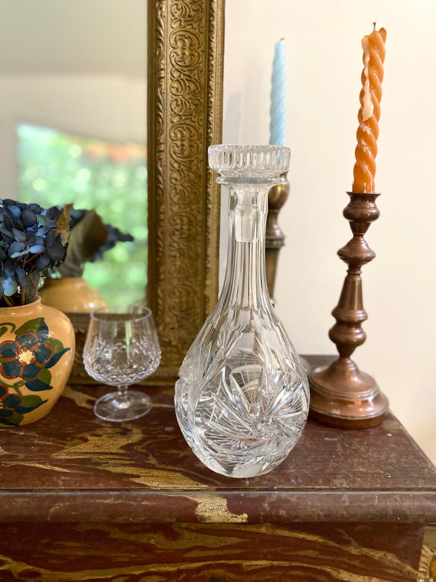 Carafe à liqueur en cristal ancien ciselé