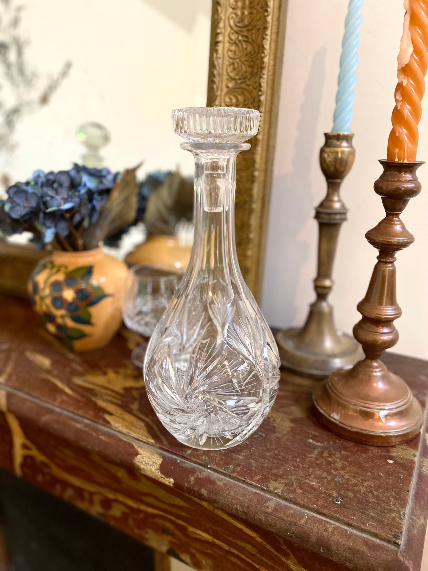Carafe à liqueur en cristal ancien ciselé