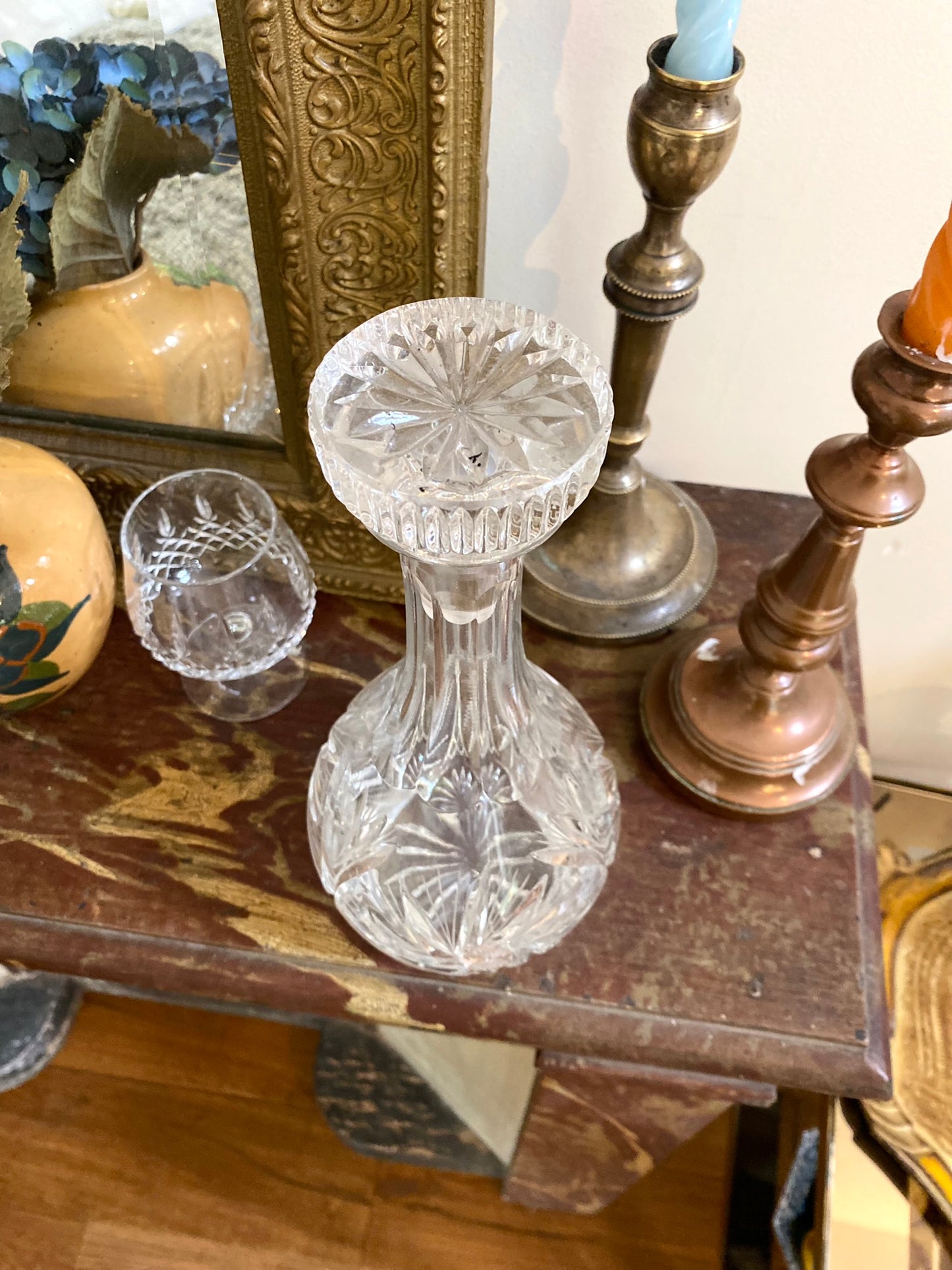 Carafe à liqueur en cristal ancien ciselé