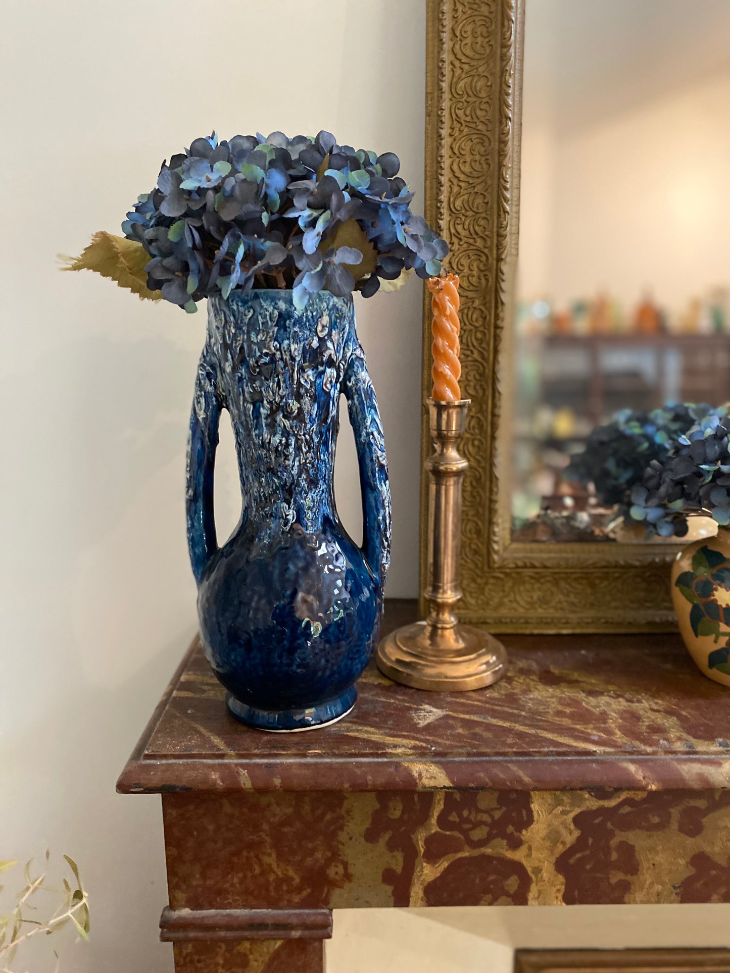 Grand vase en céramique à anse peinte à la main