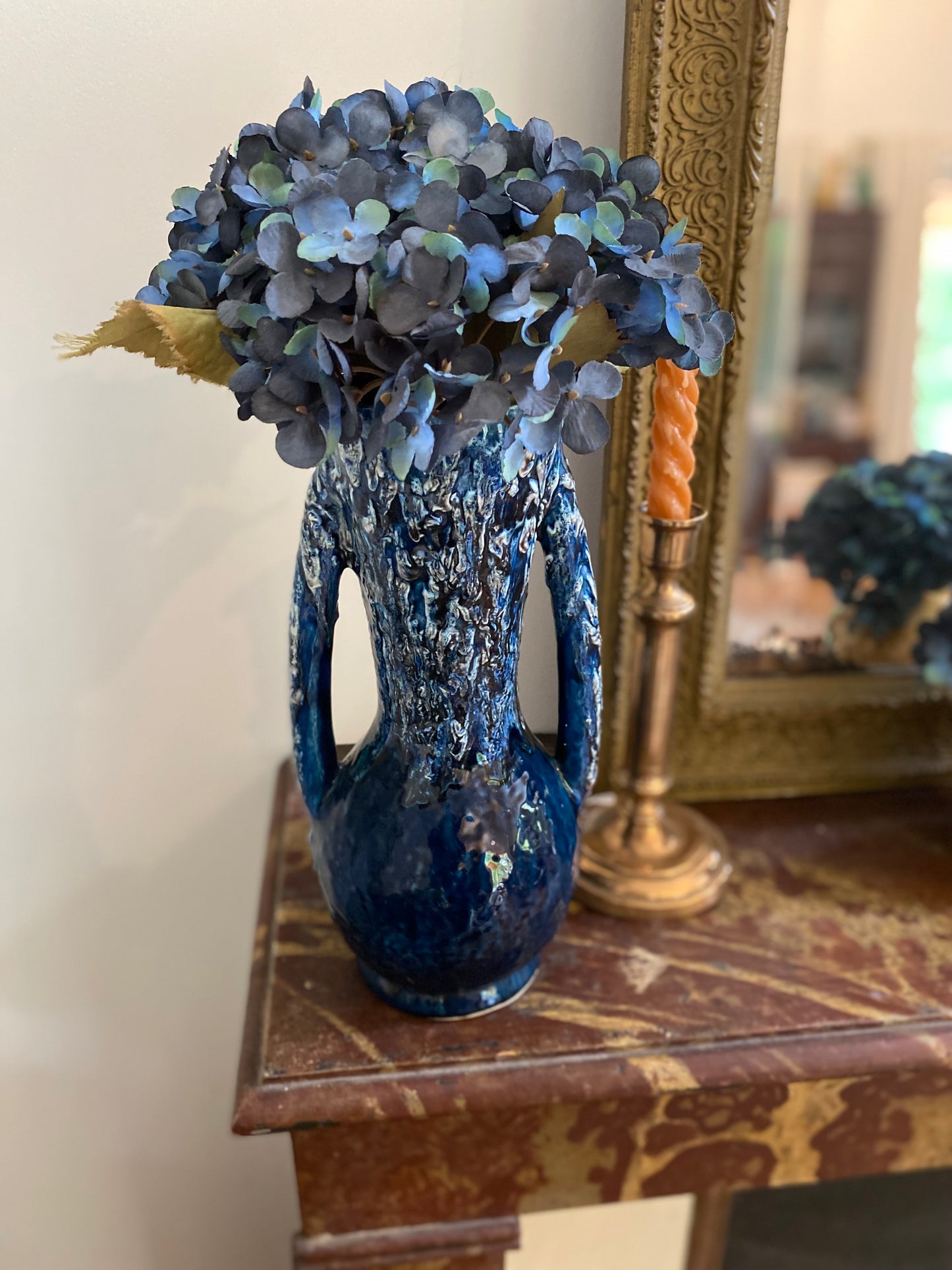 Grand vase en céramique à anse peinte à la main