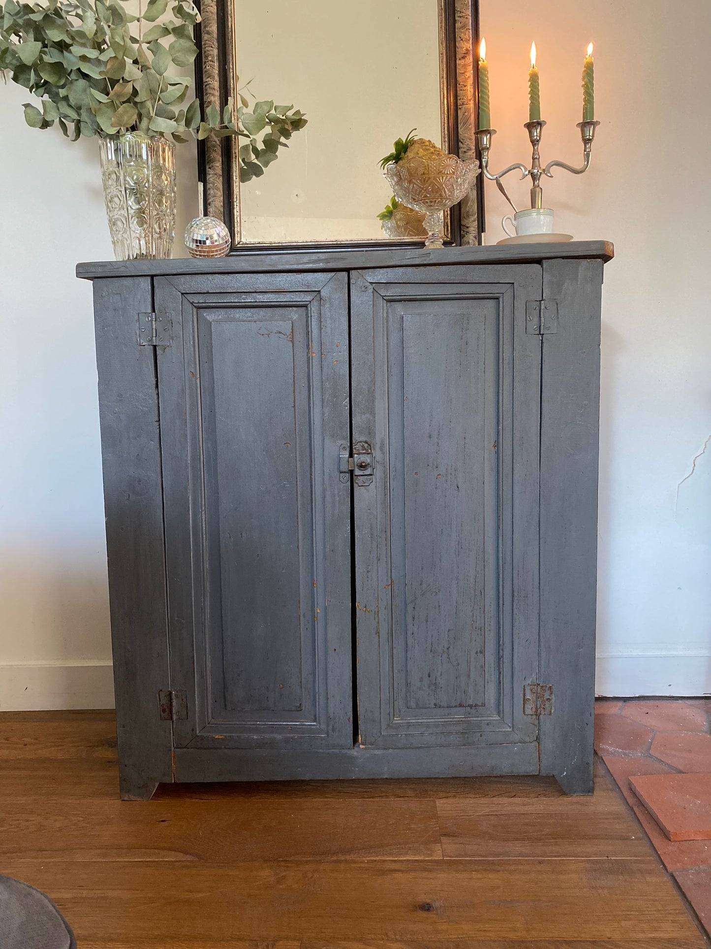 Buffet parisien en bois ancien gris