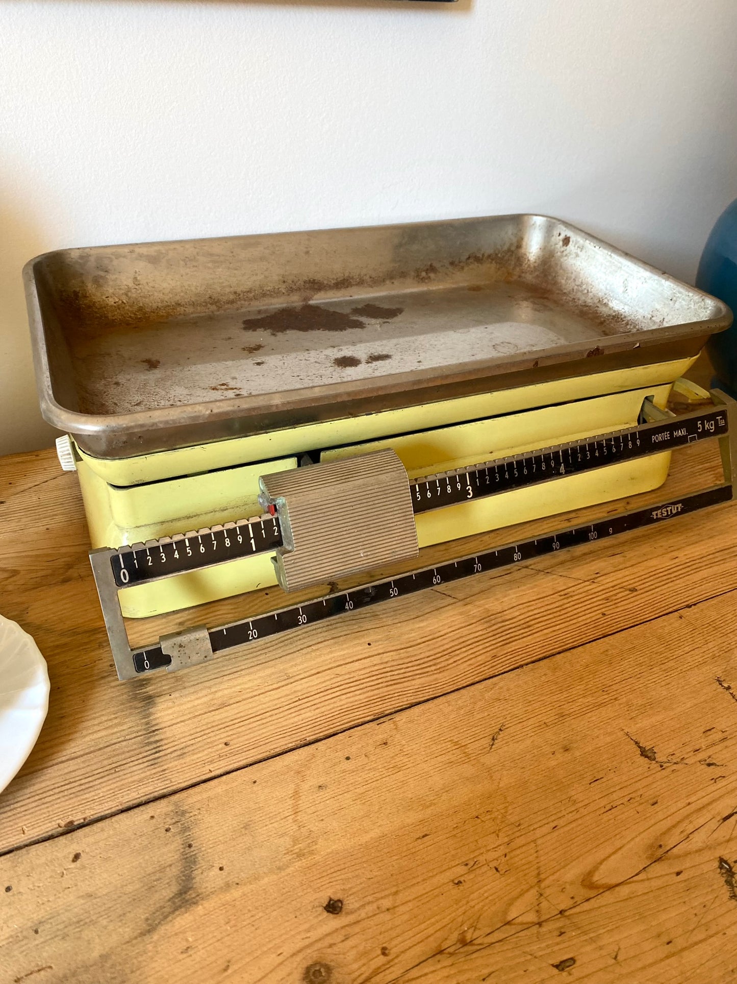 Ancienne balance de cuisine jaune