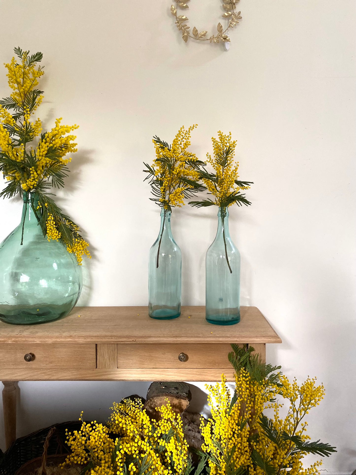 Paire de bouteilles anciennes en verre bleuté