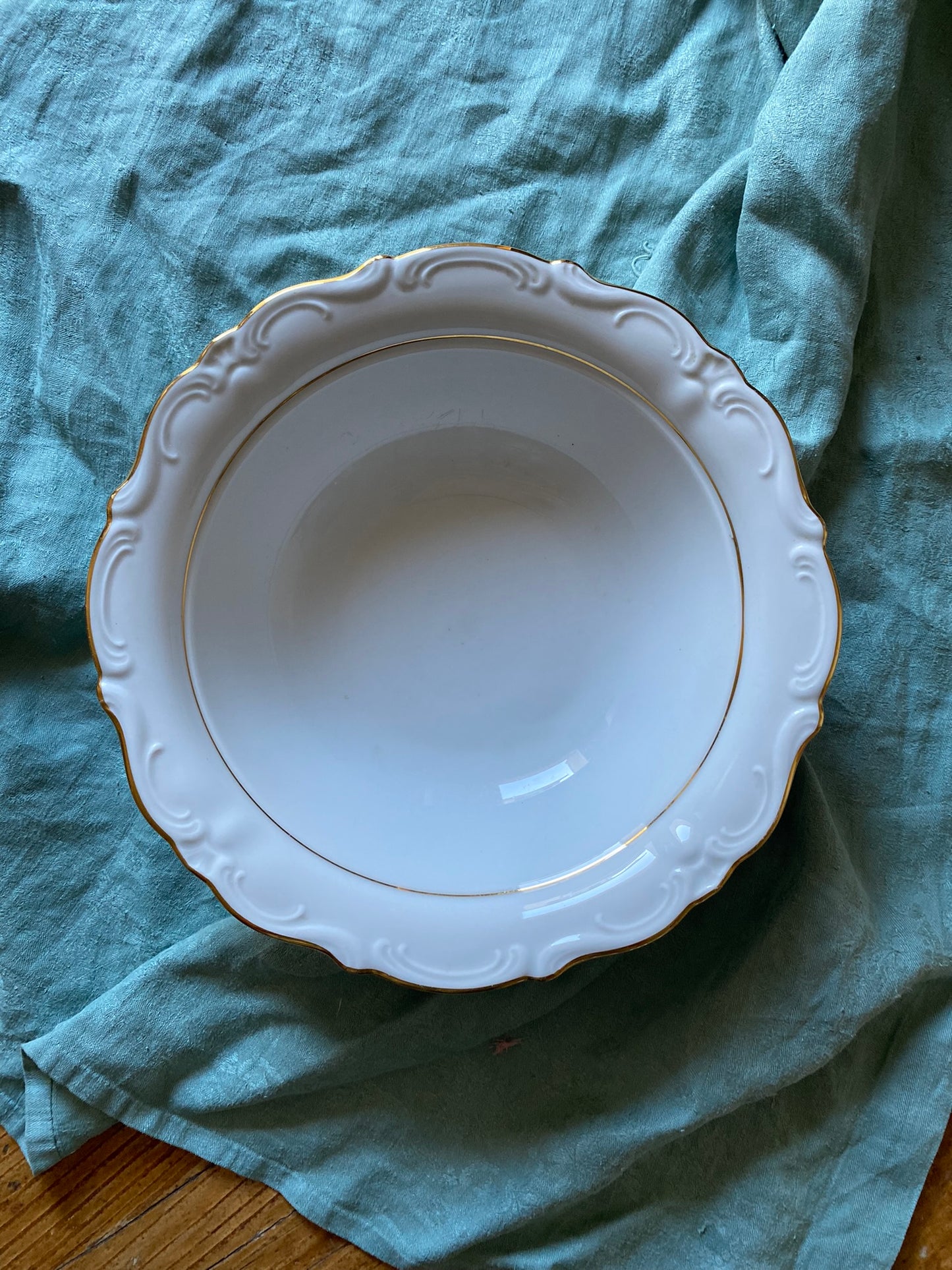 Saladier en porcelaine ancienne blanche et dorée Winterling