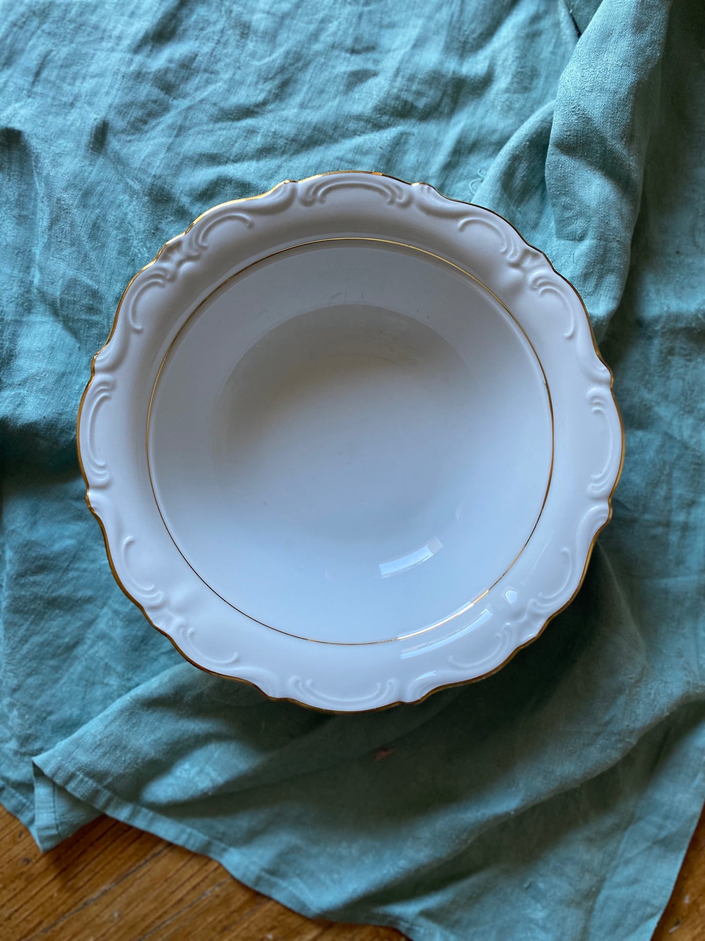 Saladier en porcelaine ancienne blanche et dorée Winterling
