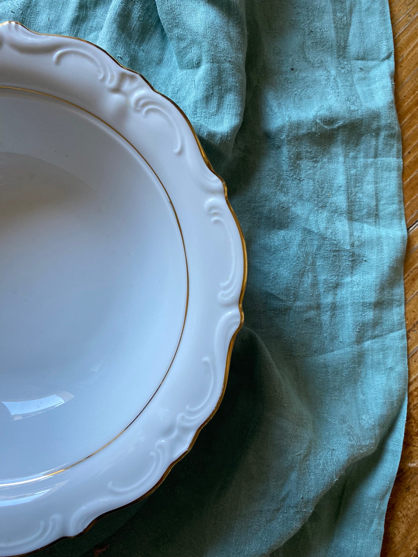 Saladier en porcelaine ancienne blanche et dorée Winterling