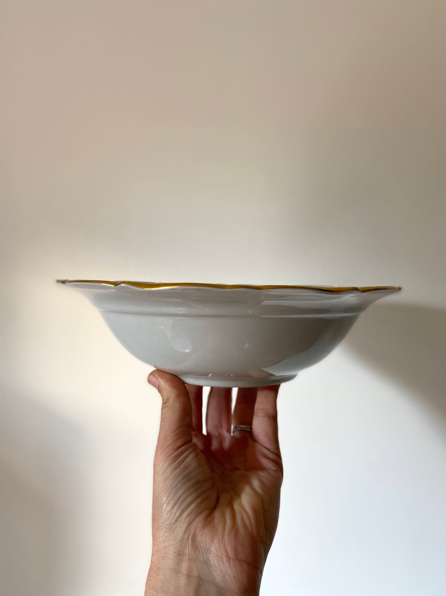 Saladier en porcelaine ancienne blanche et dorée Winterling