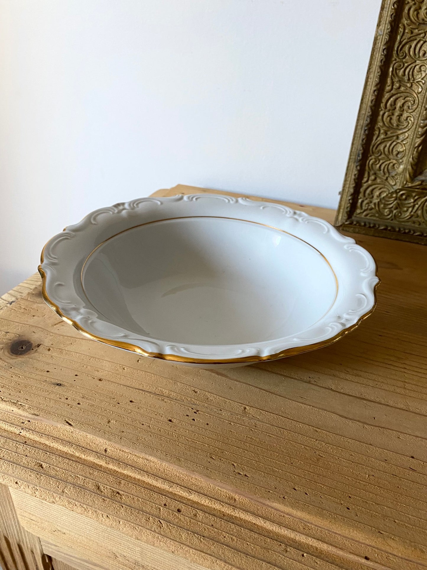 Saladier en porcelaine ancienne blanche et dorée Winterling