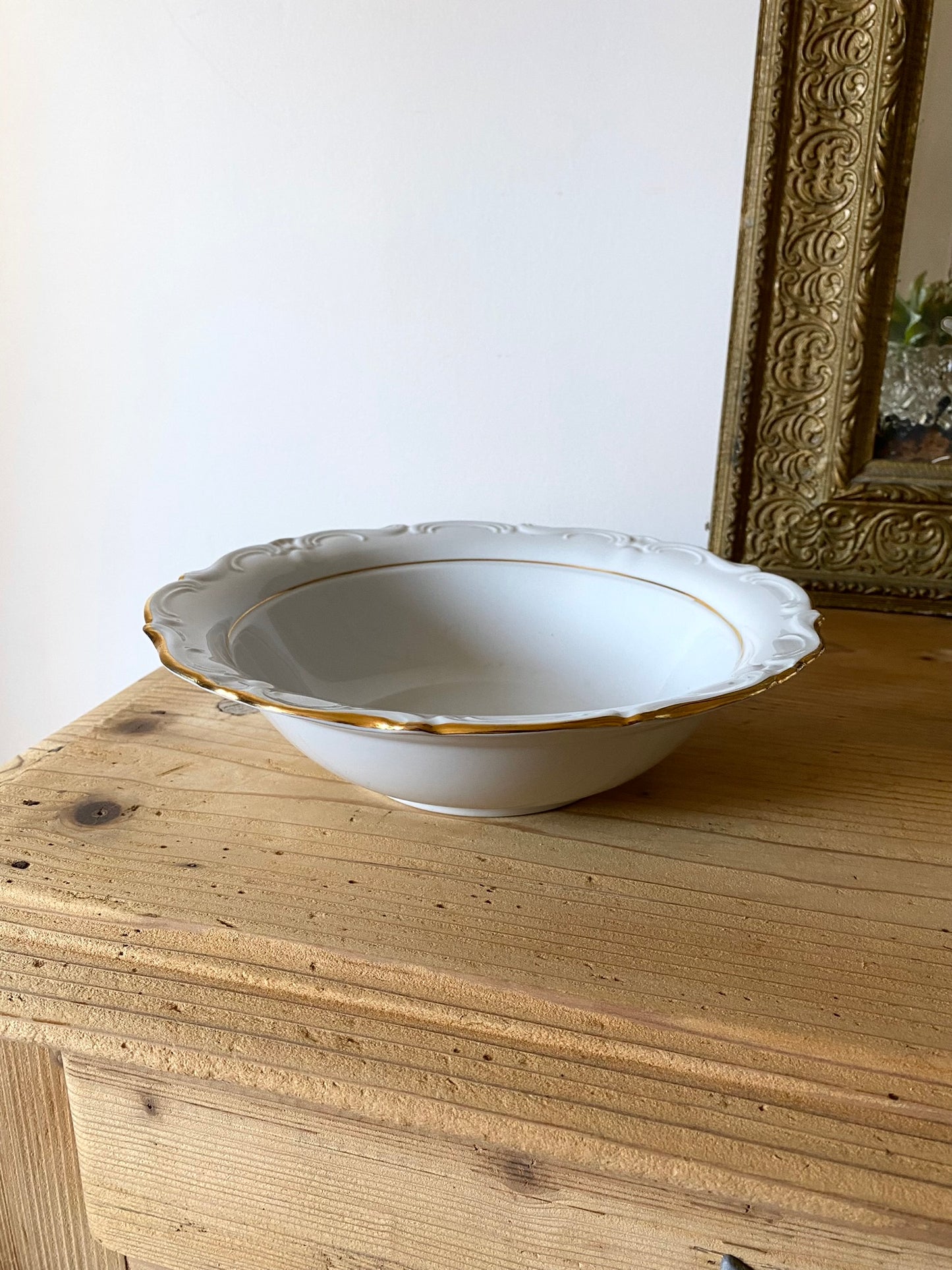 Saladier en porcelaine ancienne blanche et dorée Winterling