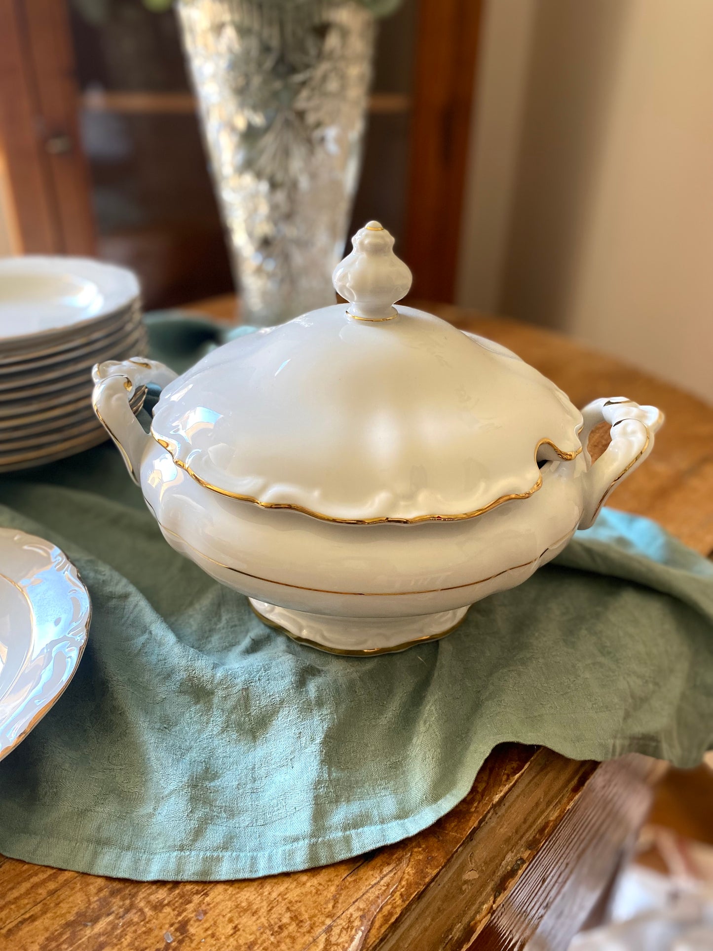 Soupière en porcelaine ancienne blanche et dorée Winterling