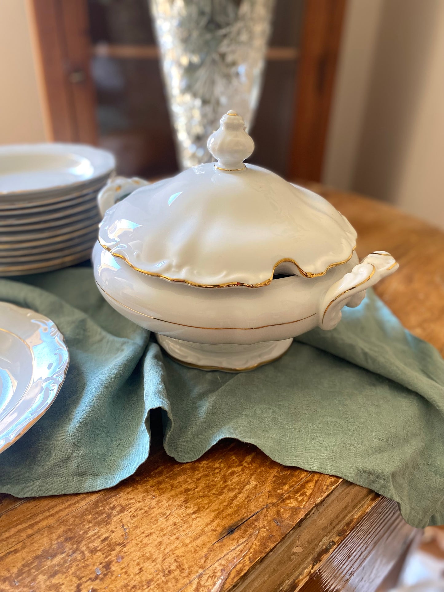 Soupière en porcelaine ancienne blanche et dorée Winterling