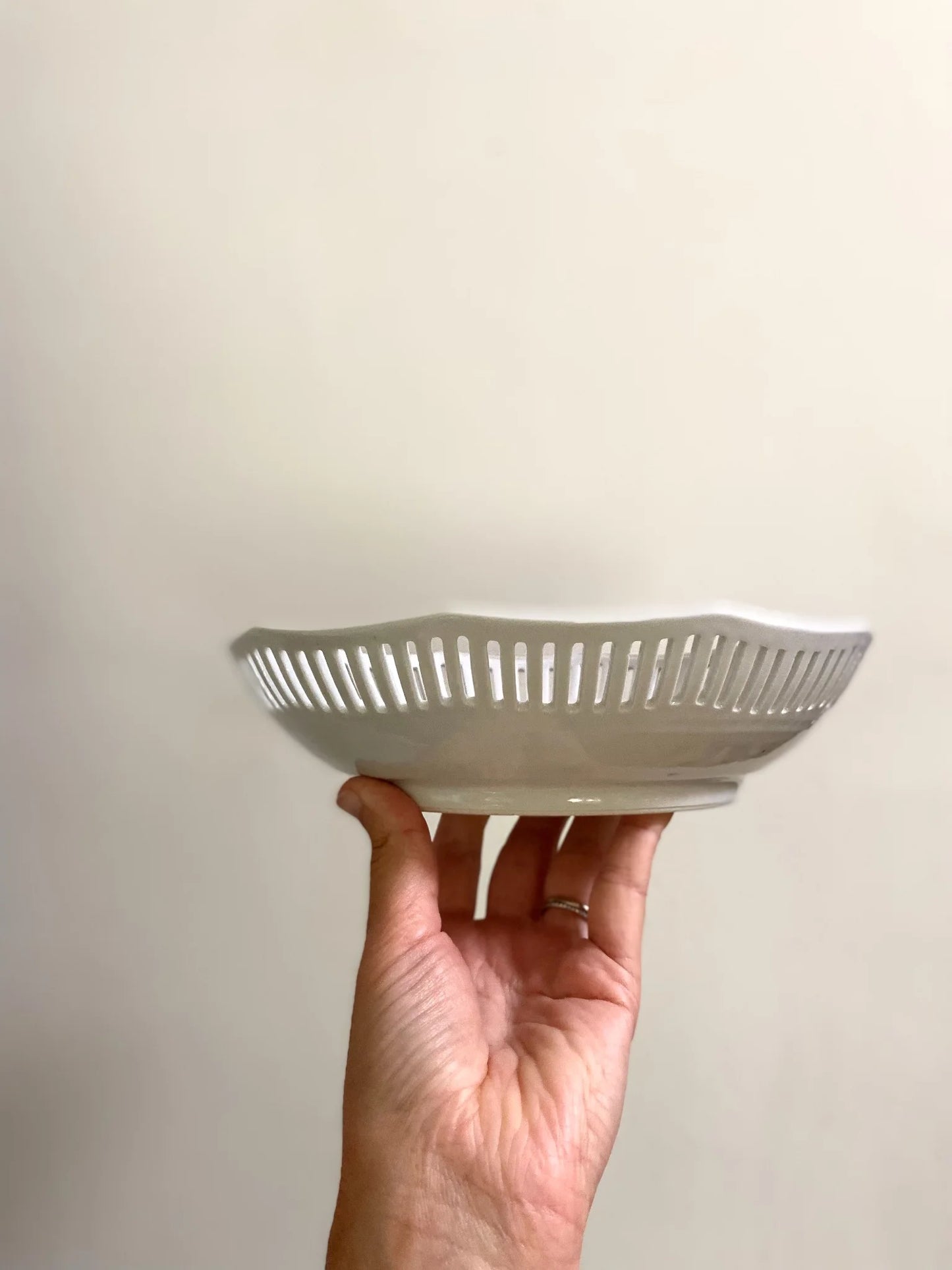 Saladier en porcelaine ancienne dentelée et décor floral