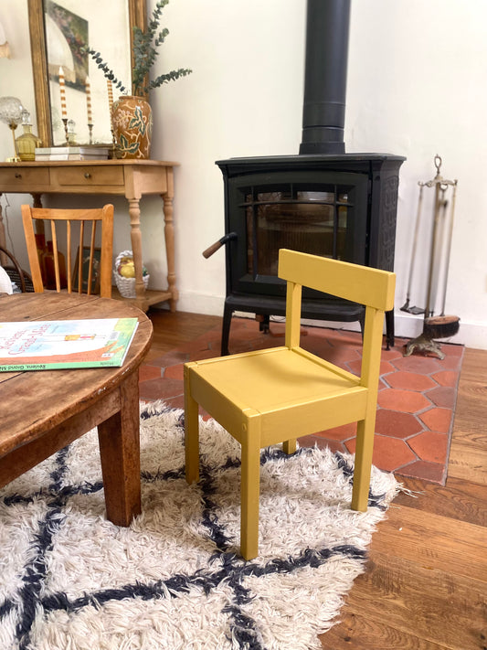 Chaise d'enfant en bois peint, moutarde