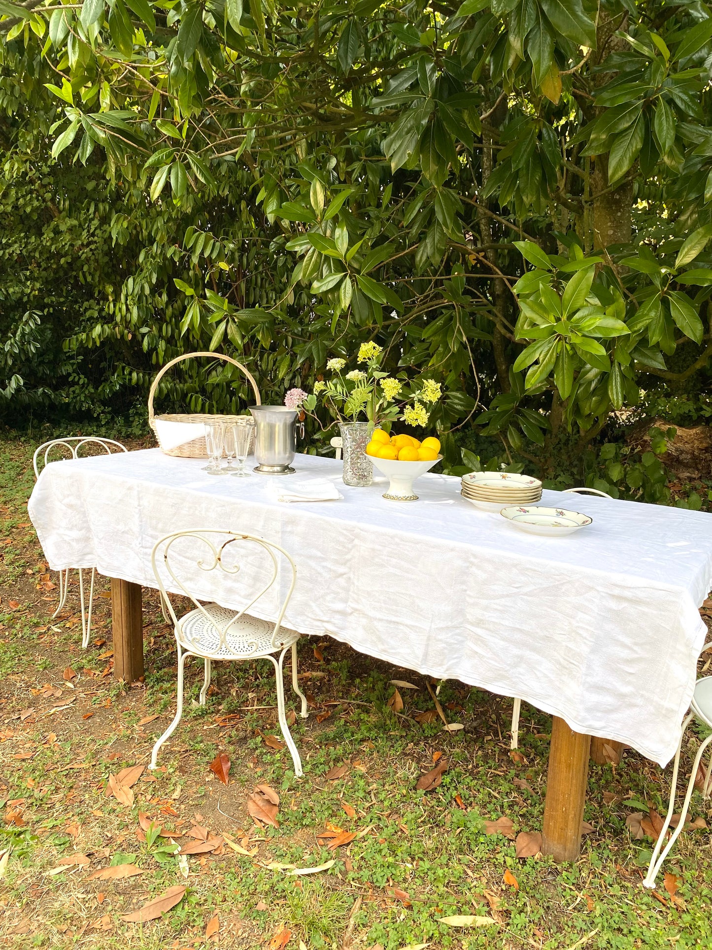 Service de table ancien en damassé blanc monogrammé début XXe siècle. Nappe 200x145 cm et 8 serviettes assorties