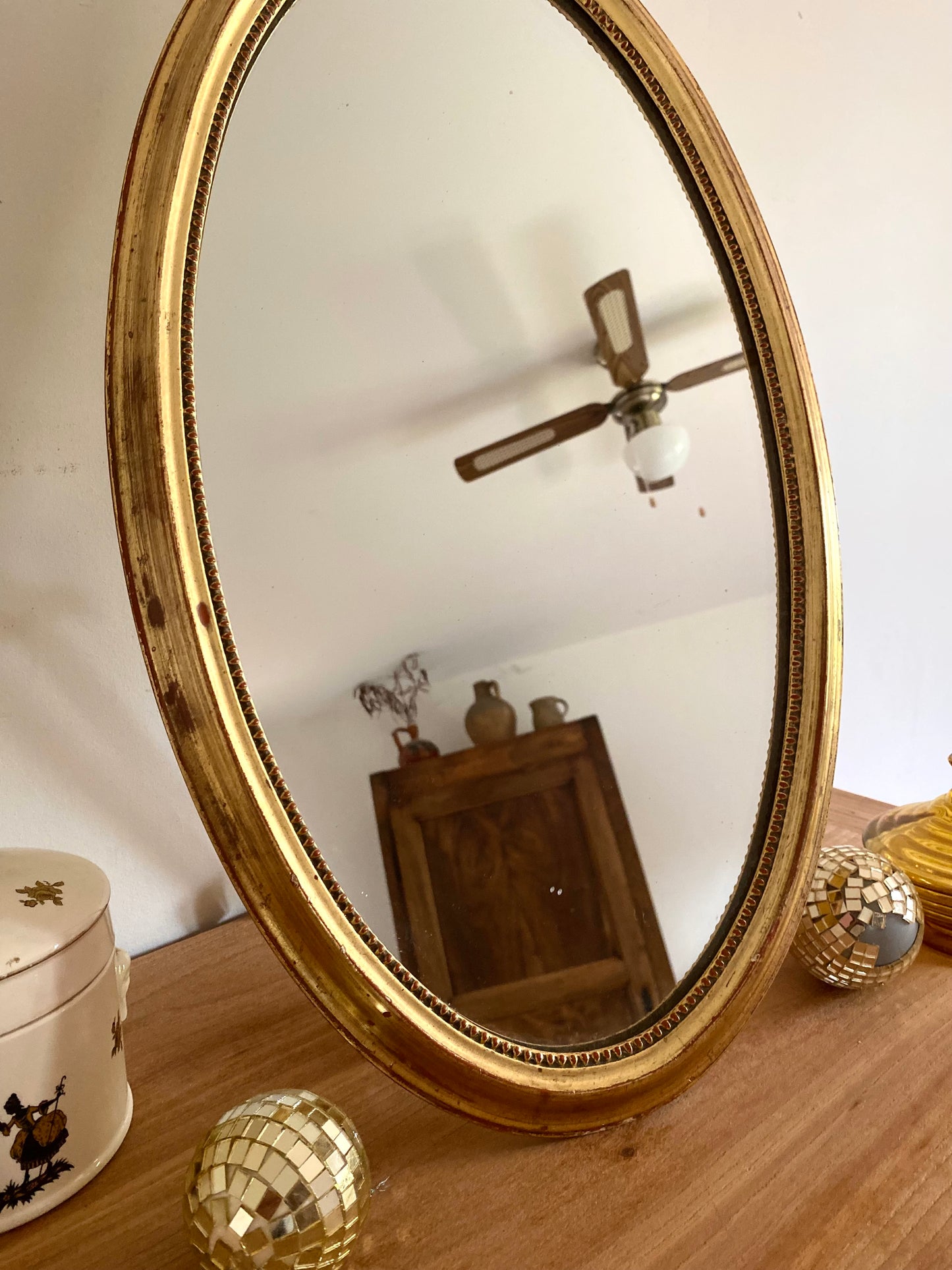 Miroir ovale sur pied du XIXe siècle.