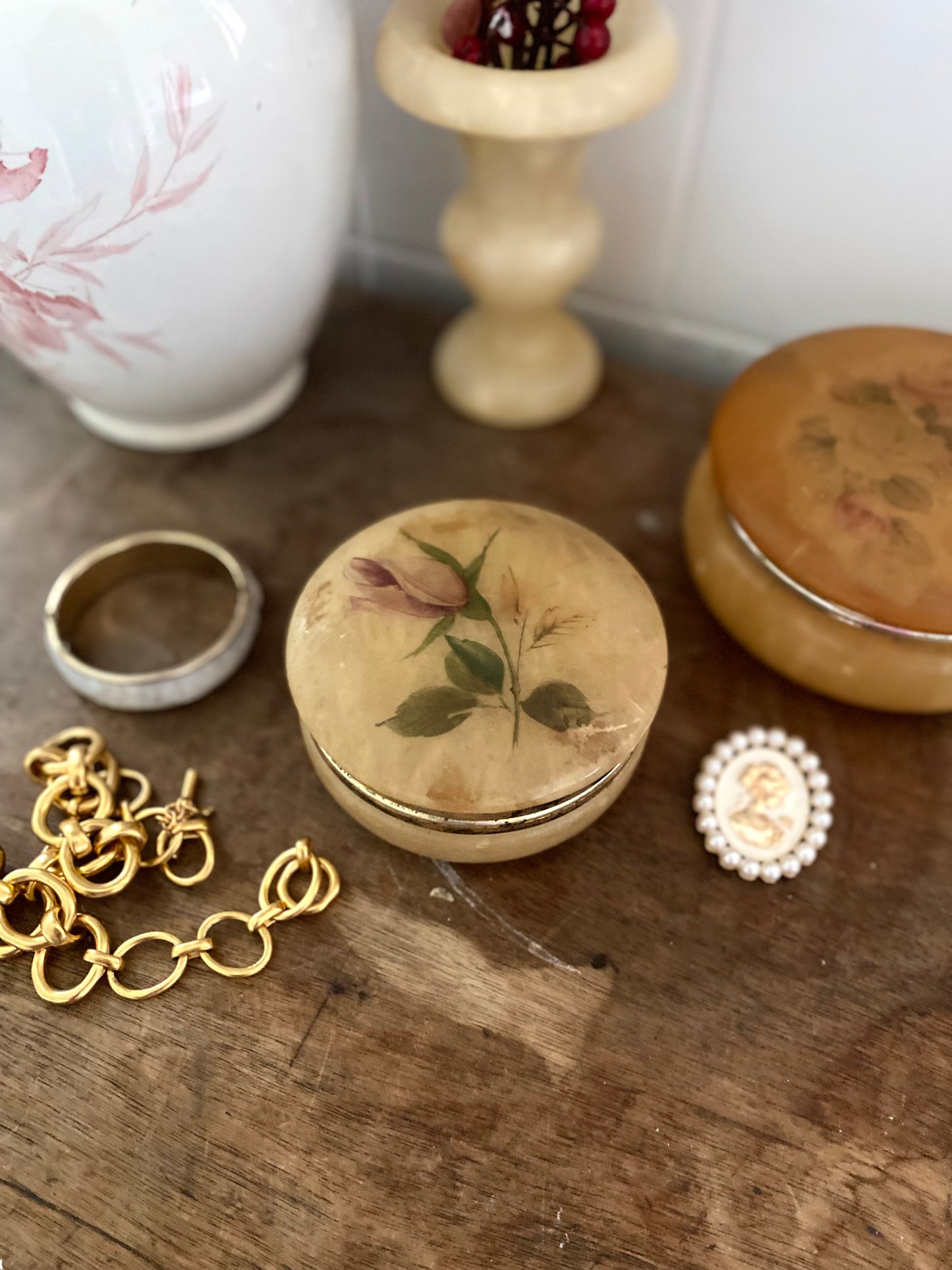 Alice/ Boîte à bijoux en albâtre