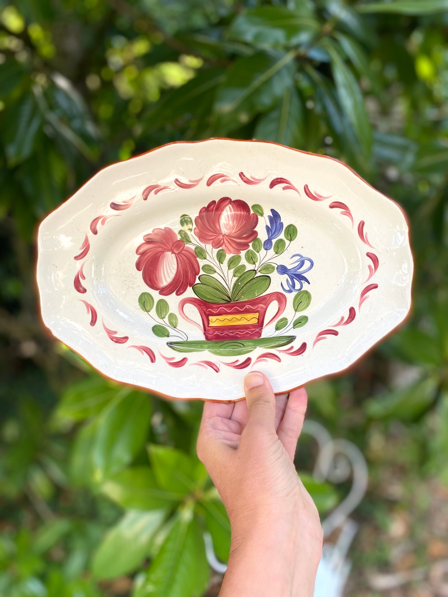 Duo de plats en faïence peinte à la main, motifs floraux