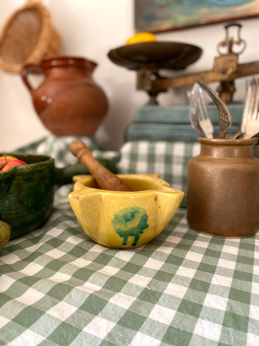 Mortier en céramique jaune à décor peint, vintage