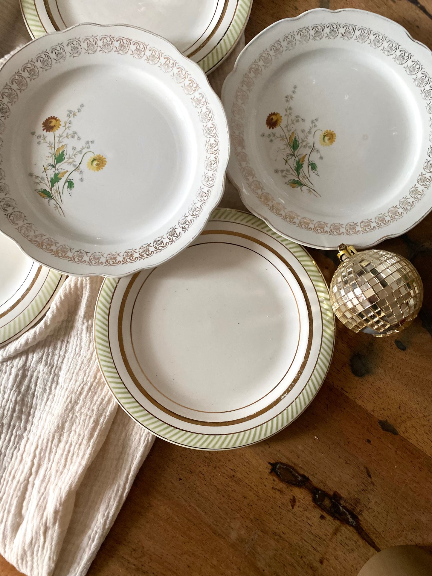 Assiettes à dessert en faïence ancienne