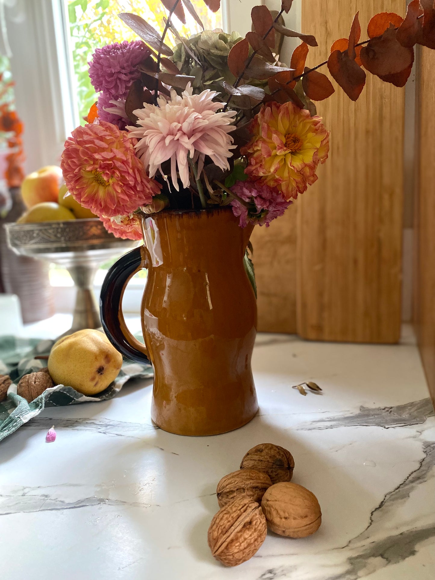 Pichet en céramique ancienne ocre