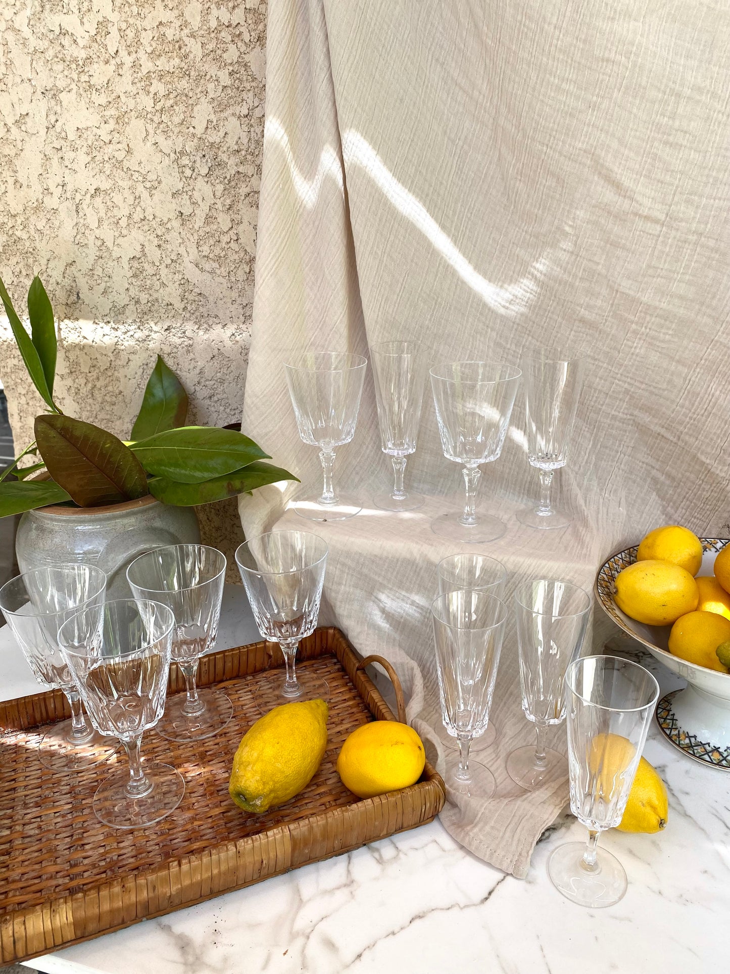 Service de 12 verres en cristal taillé à pans, 6 flûtes et 6 verres, années 60-70