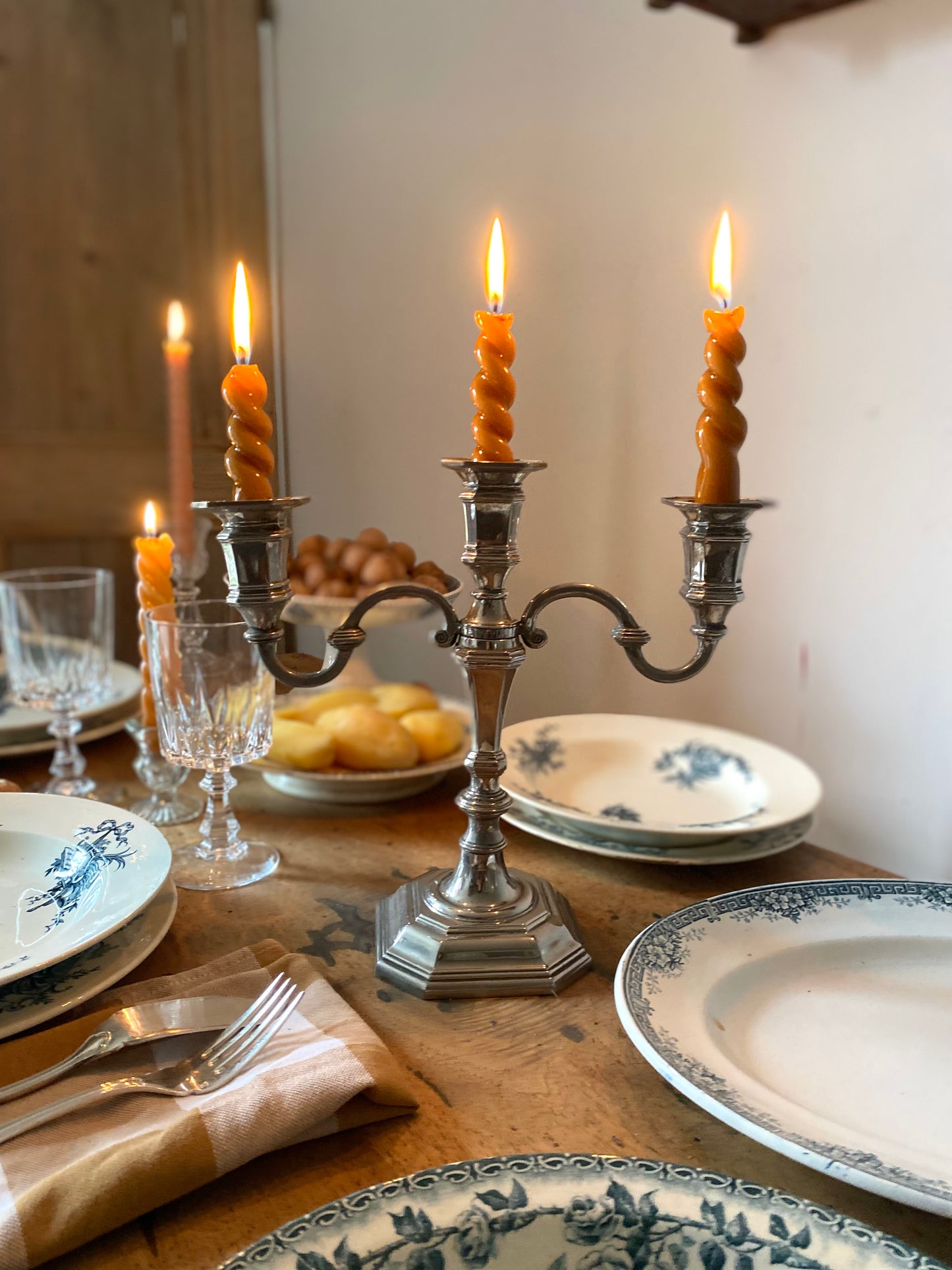 Paire de candélabres en métal argenté