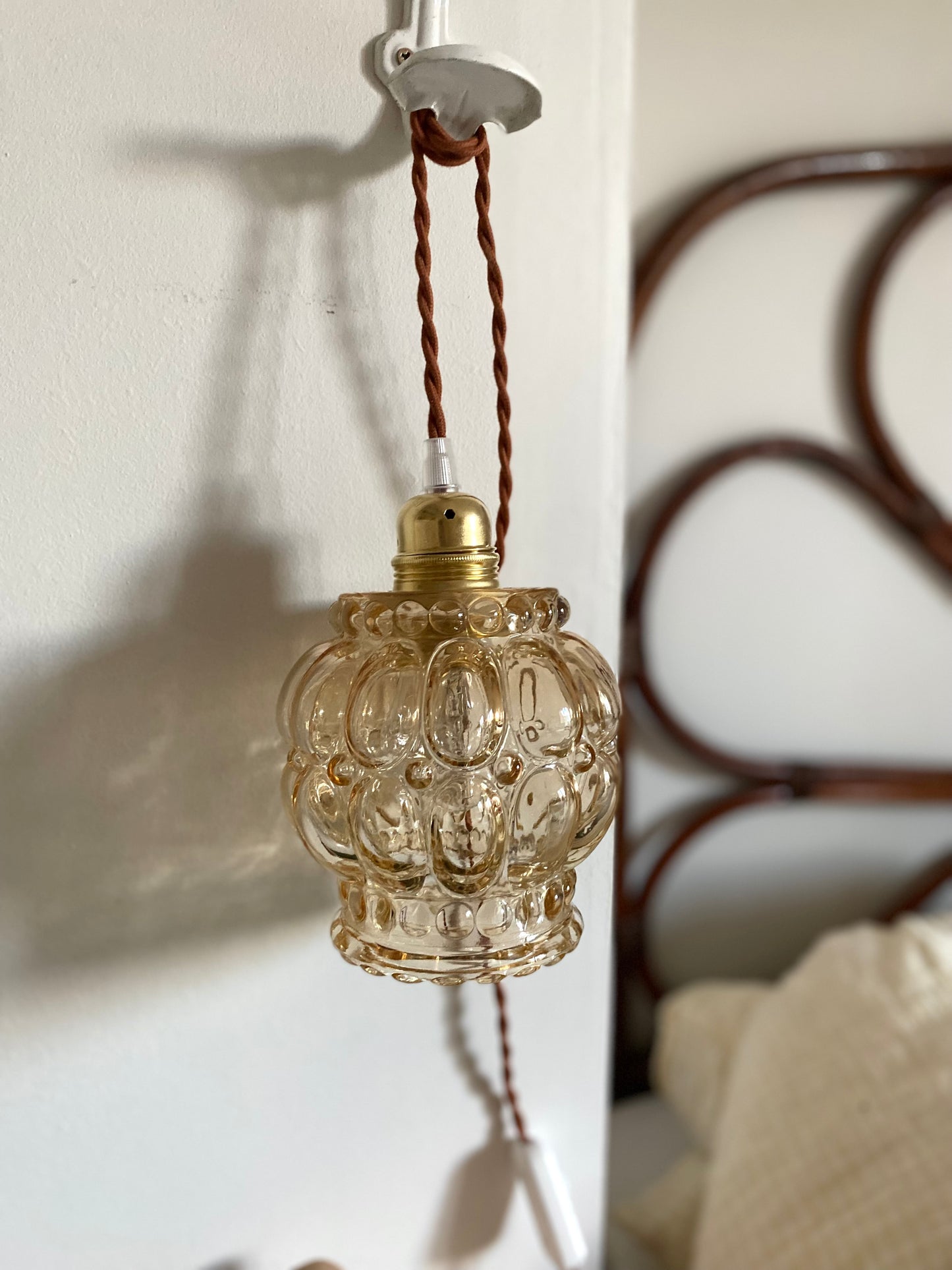 Baladeuse montée sur un globe en verre bullé ancien