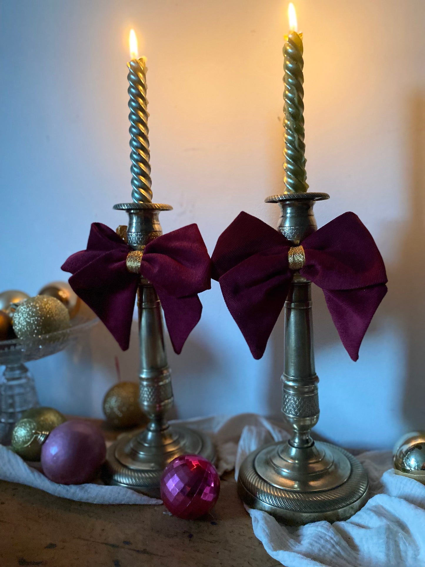 Paire de bougeoirs en laiton fin XIXe