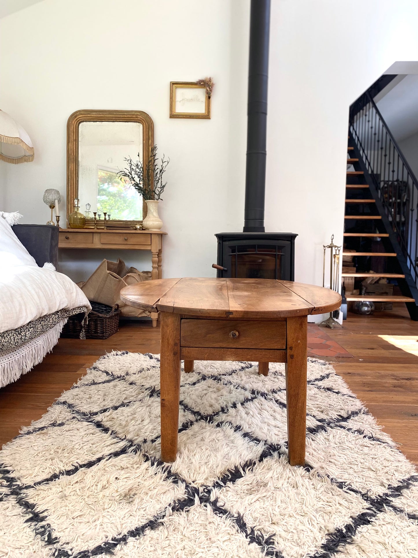 Table basse ancienne en noyer de 1900