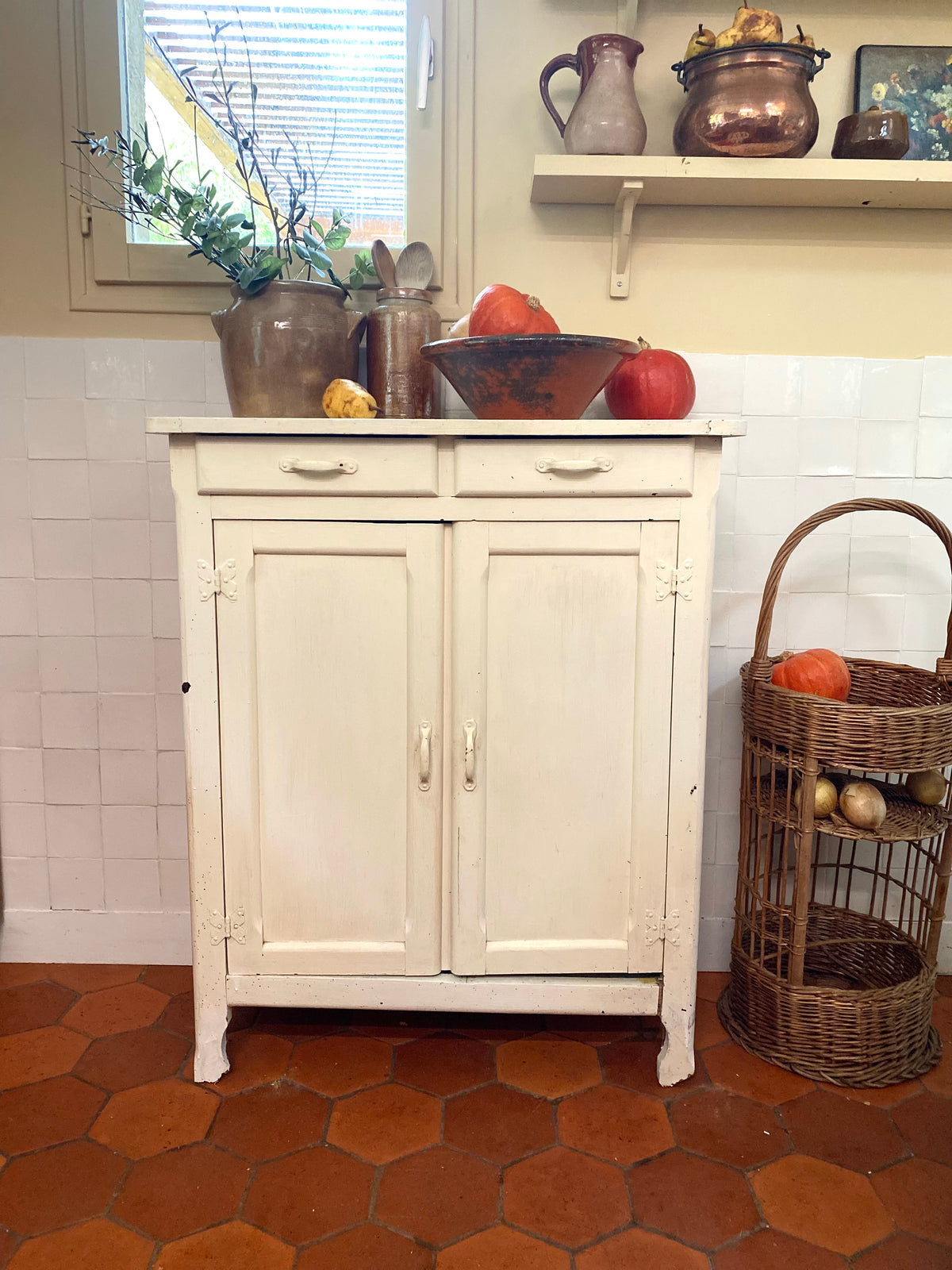 Petit buffet bas crème deux portes et deux tiroirs, début XXe