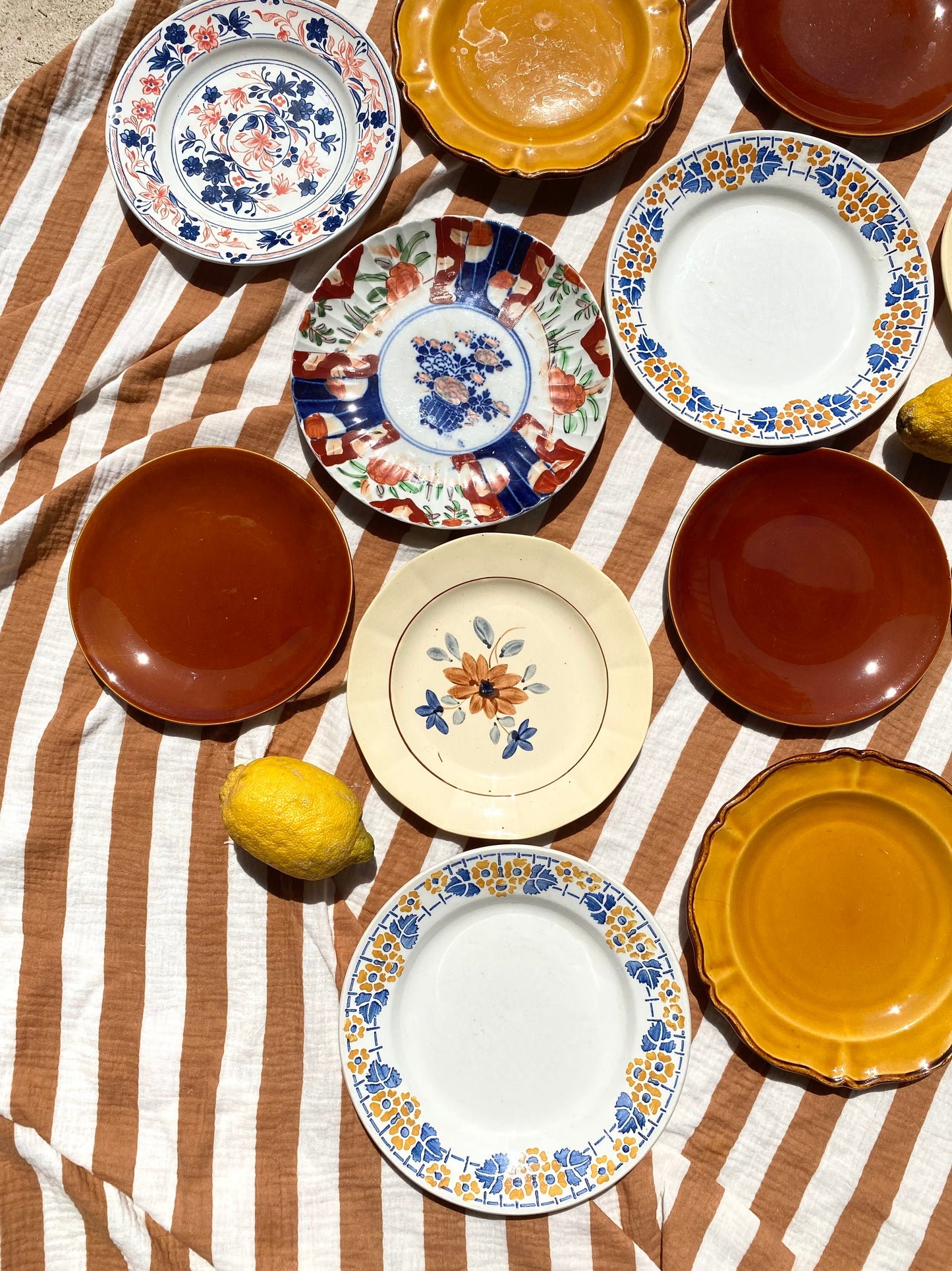 Ensemble de 12 assiettes anciennes dépareillées